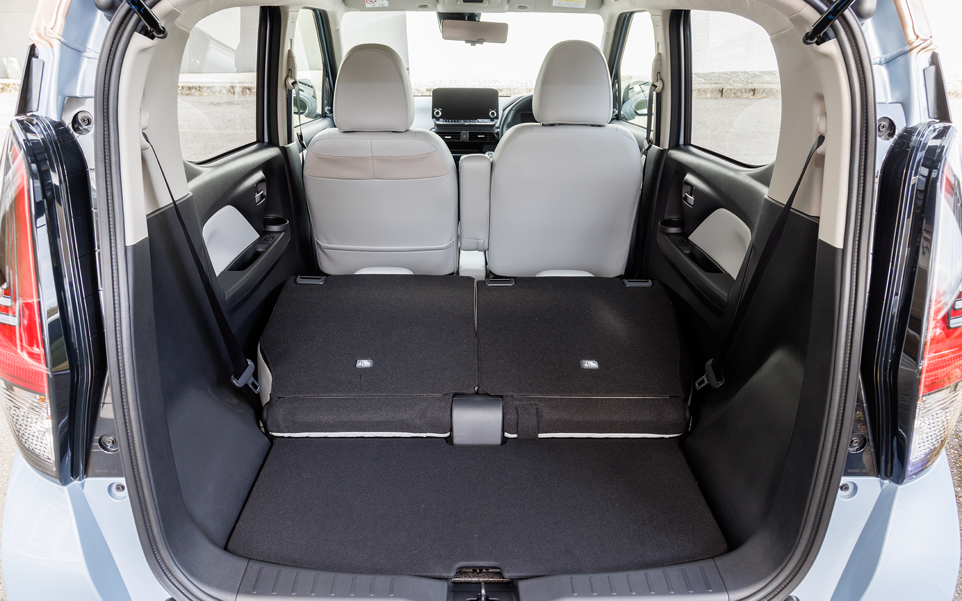 両側を倒すと大きな荷物も積み込めるスペースが誕生