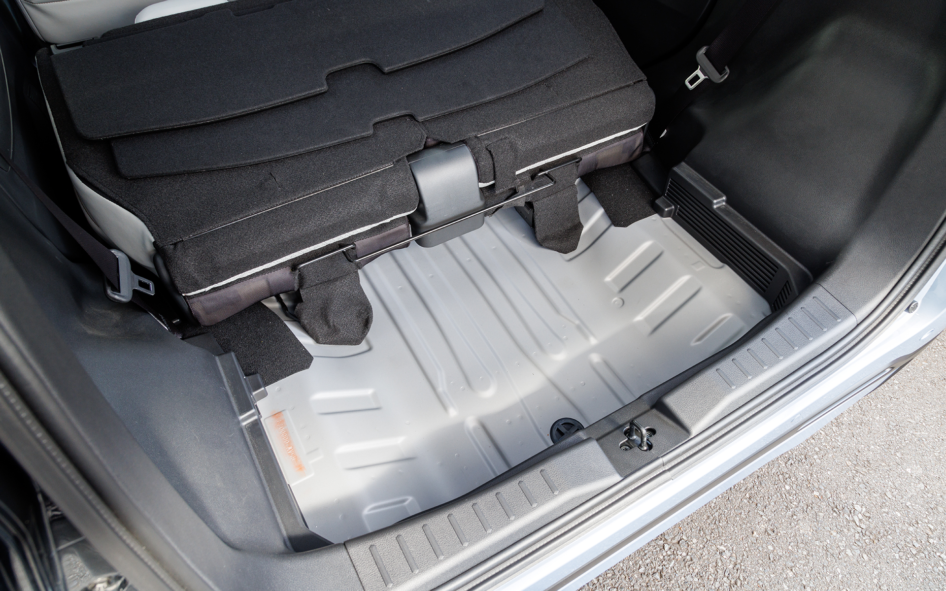 収納用ボックスを取り外した状態。この下に駆動用バッテリが納められている