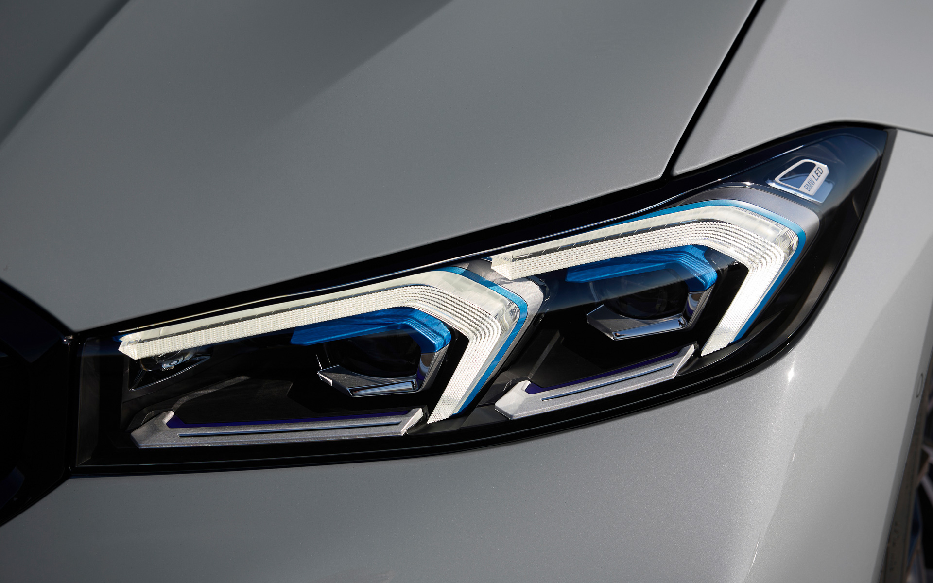 オプションのアダプティブLEDヘッドライト