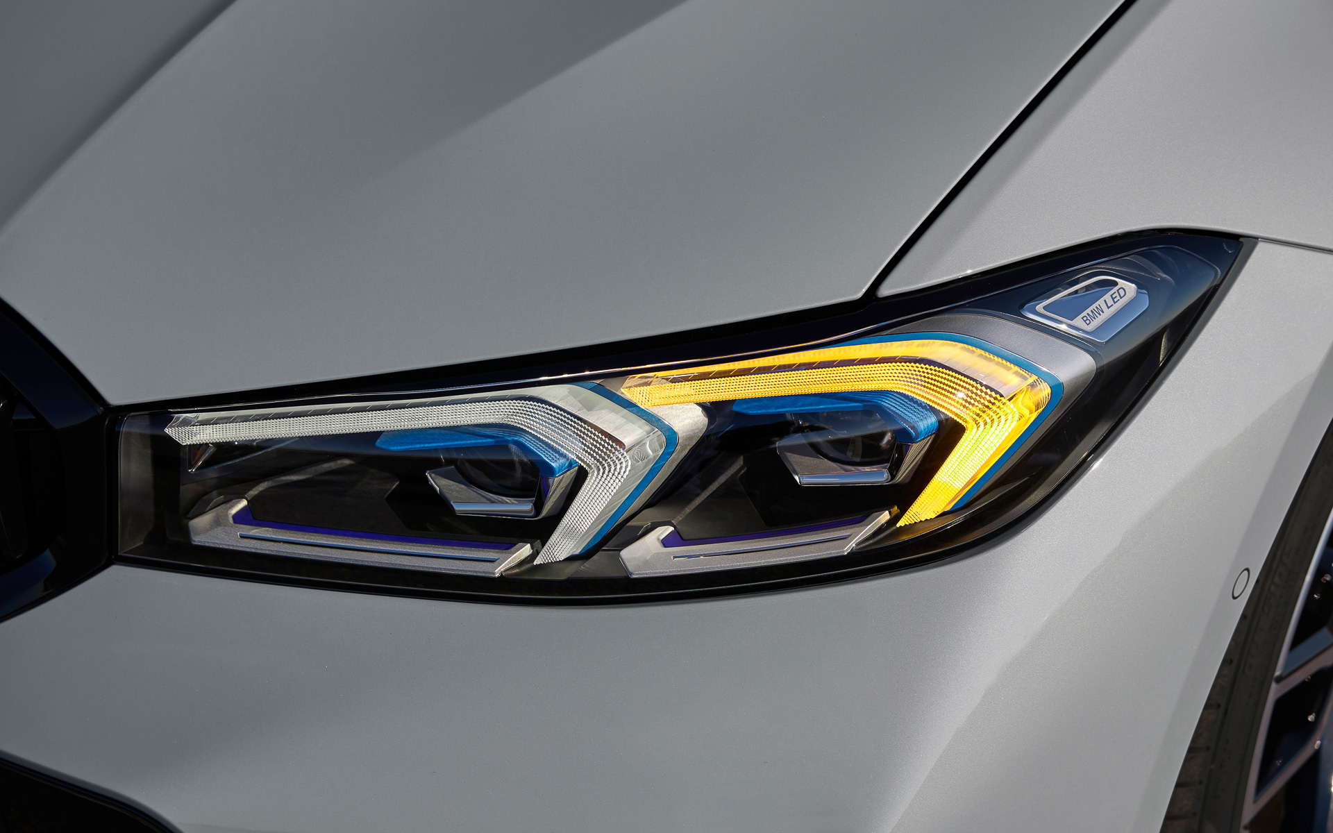 オプションのアダプティブLEDヘッドライト