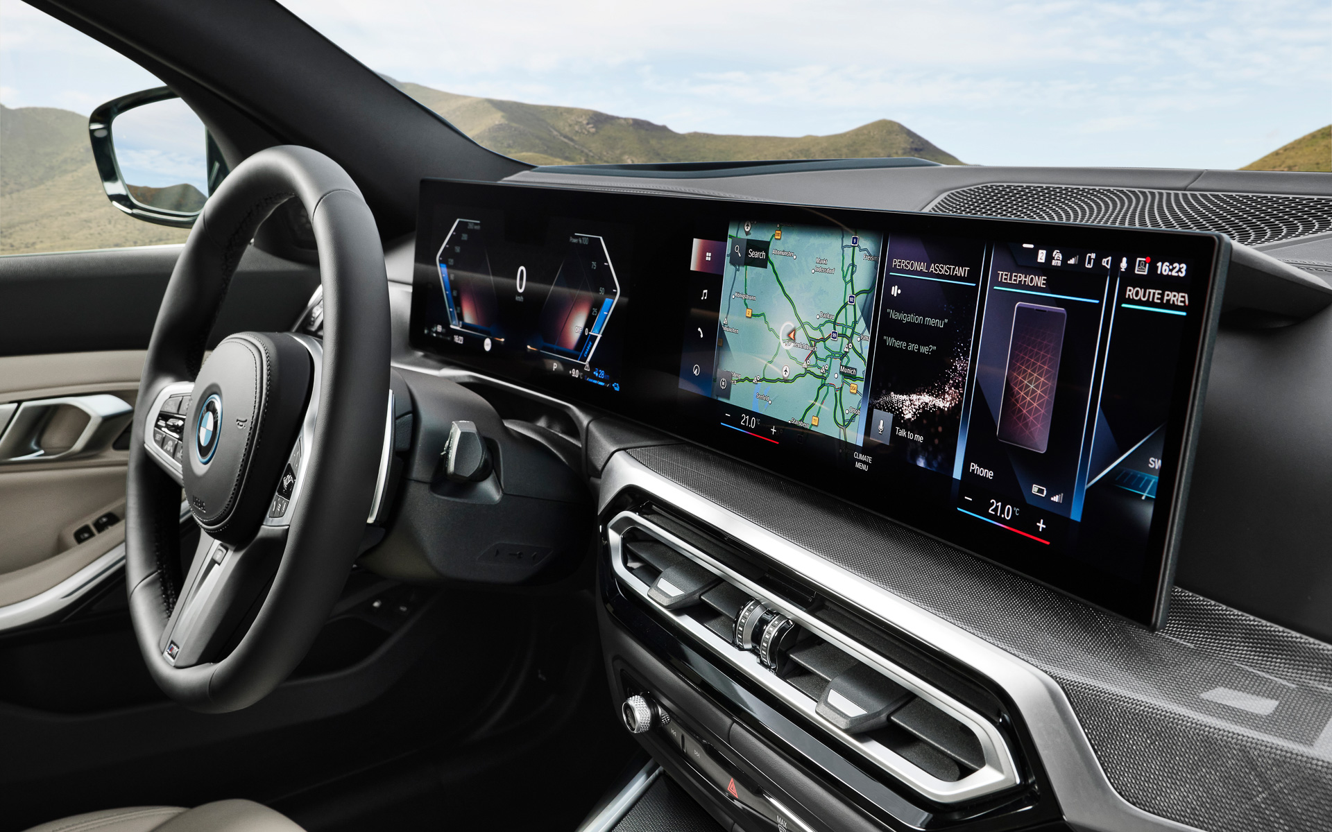 大型のカーブドディスプレイを採用した