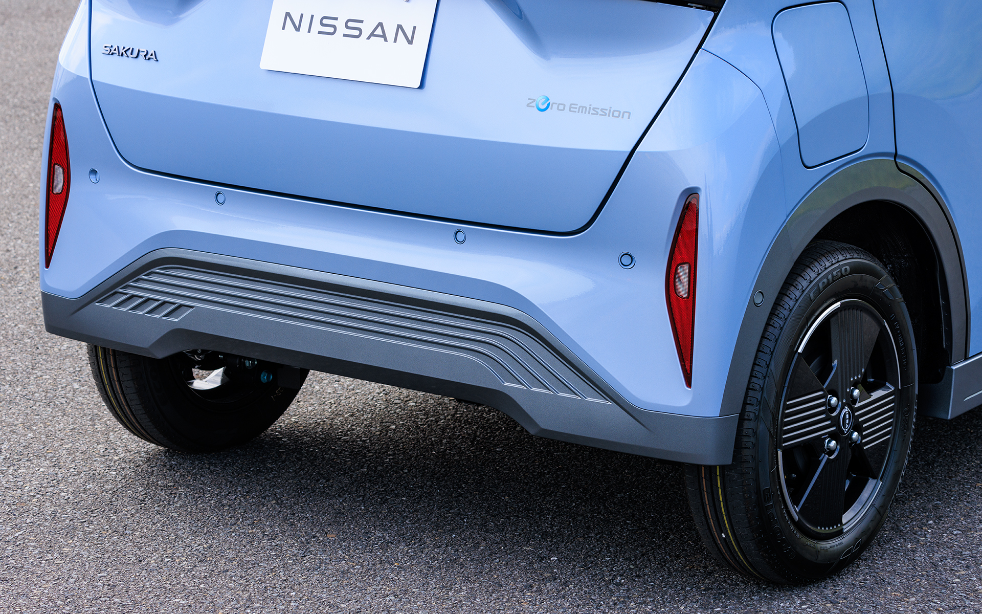 ドアの内側やバンパーの下部にも「水引」を使用したデザインが配される