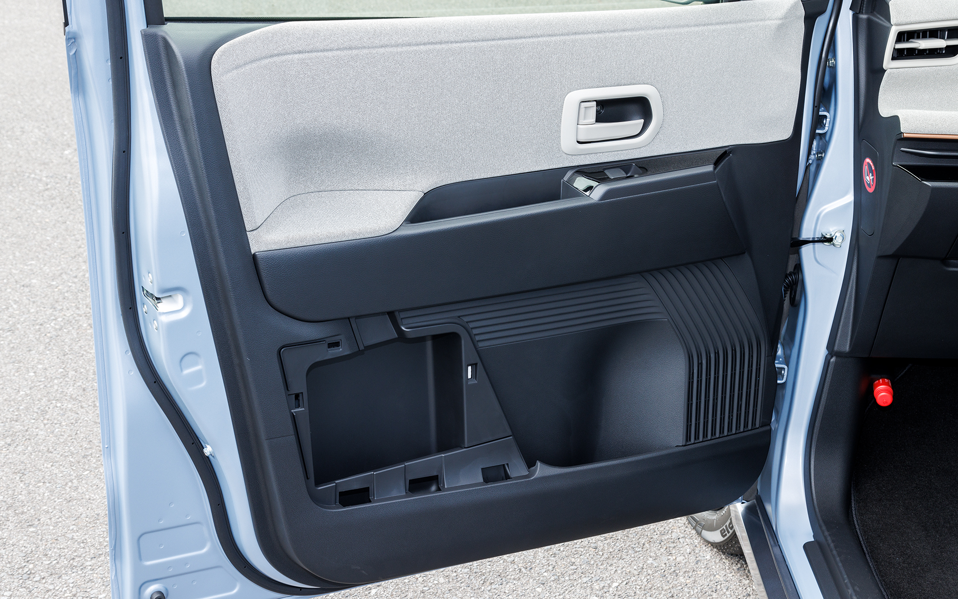 ドアの内側やバンパーの下部にも「水引」を使用したデザインが配される