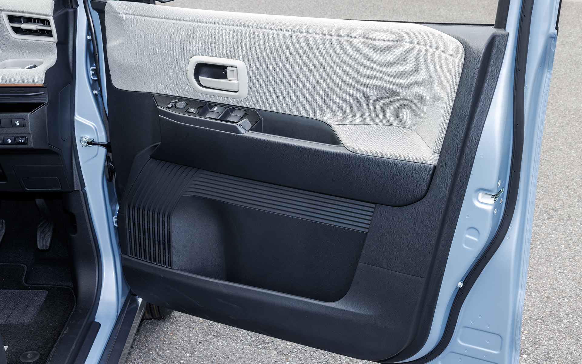 ドアの内側やバンパーの下部にも「水引」を使用したデザインが配される