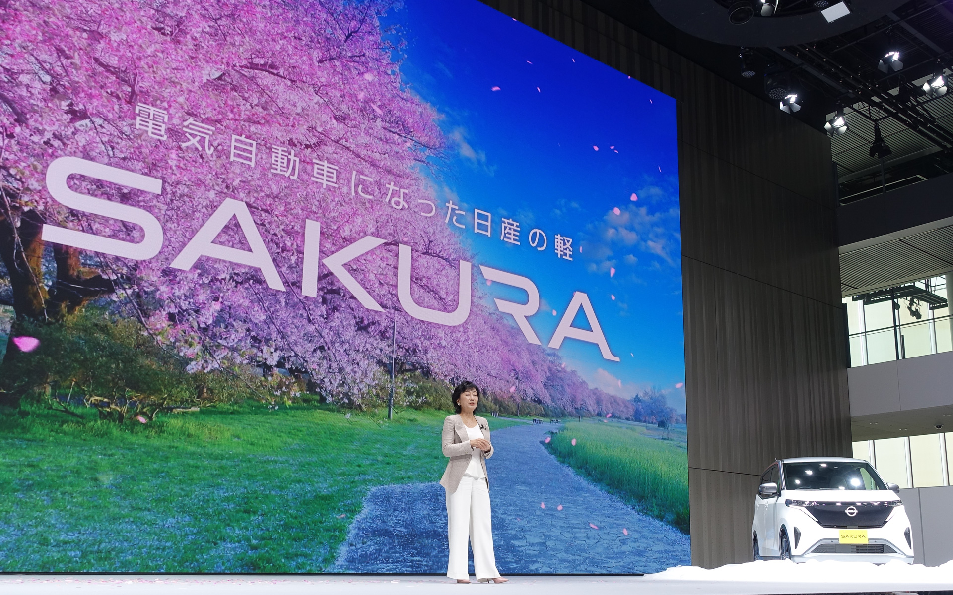 新型軽電気自動車「サクラ」を発表する日産自動車株式会社 執行役副社長 星野朝子氏