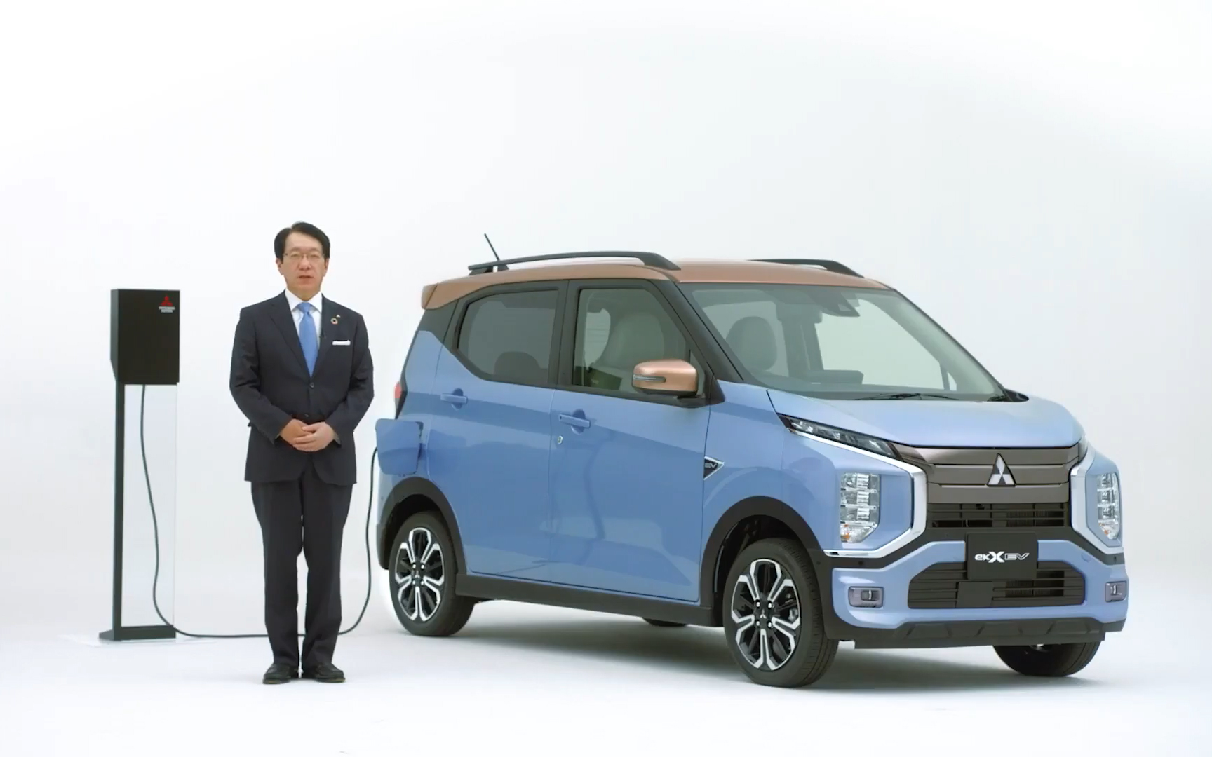 軽自動車タイプの新型BEV「eK クロス EV」と三菱自動車工業株式会社 代表取締役社長 兼 最高責任者の加藤隆雄氏