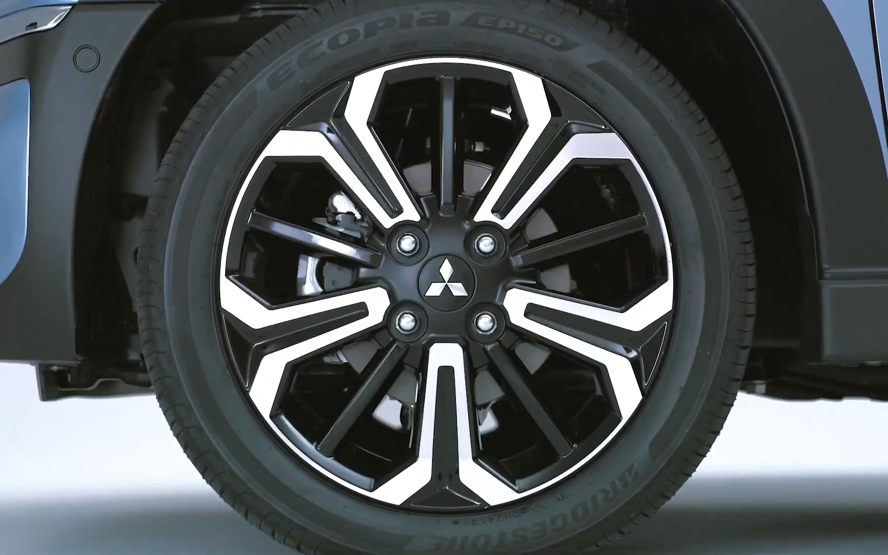 「ダイナミックシールド」などの三菱自動車らしいデザインにEVらしいアレンジを追加