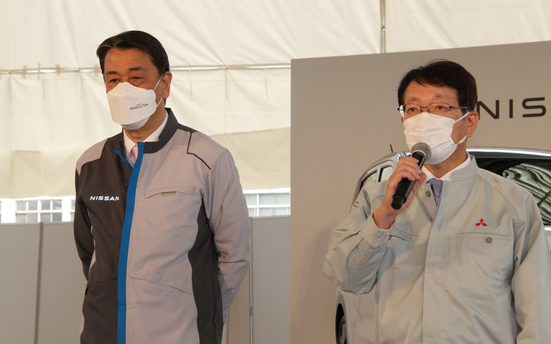 囲み取材に応じる内田社長と加藤社長