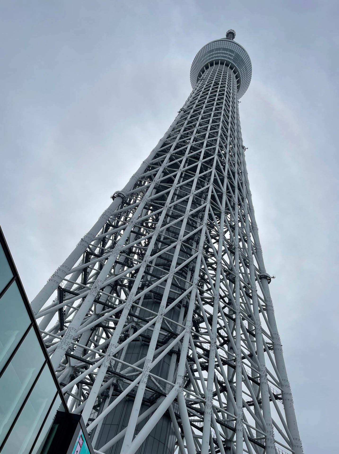 634mの東京スカイツリー。見上げると本当に大きい。着いたときは雲で見えなかったスカイツリー、帰り際には全貌が見えました。東京タワーとは違った重量感がすごいです