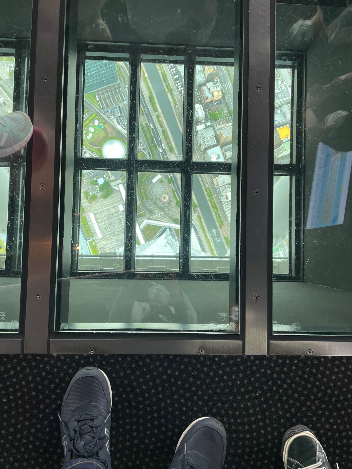 450mの展望回廊から真下を見る。大丈夫と言われても気持ちのいいもんじゃありません。もっとも、あまりにも高すぎて恐怖感はなかったかも