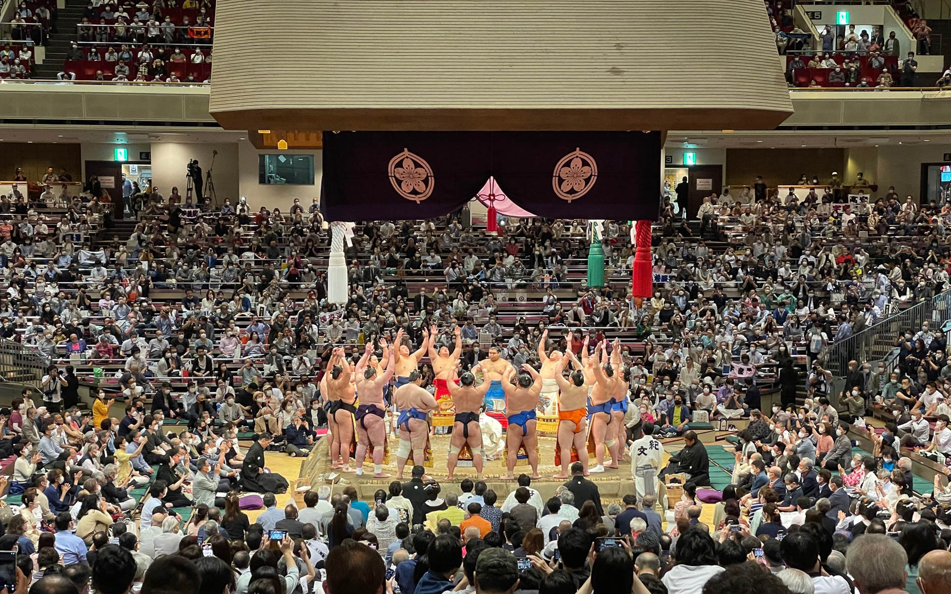 中入り後の土俵入り。華やかでした