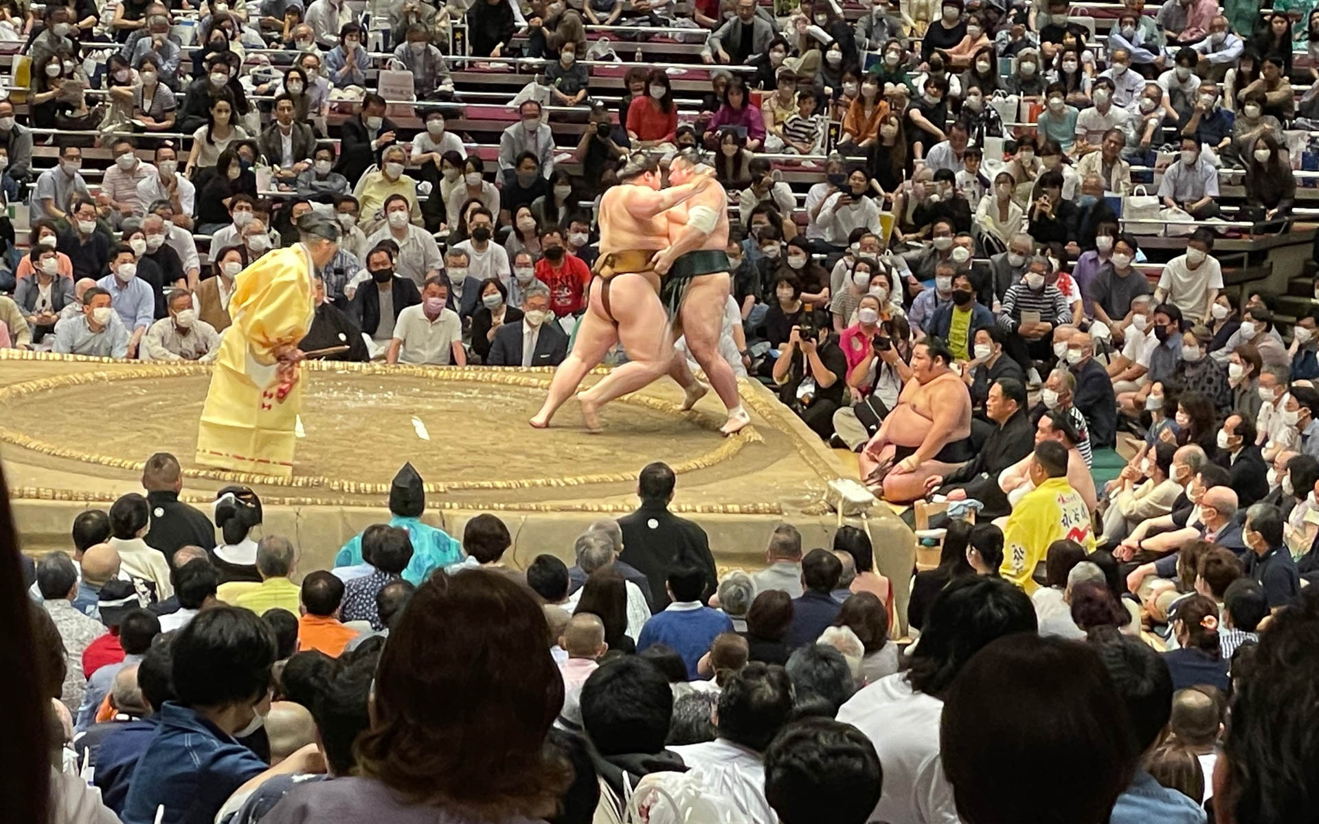 土俵際の攻防。この後足が出てしましました。行事行き足に集中してます