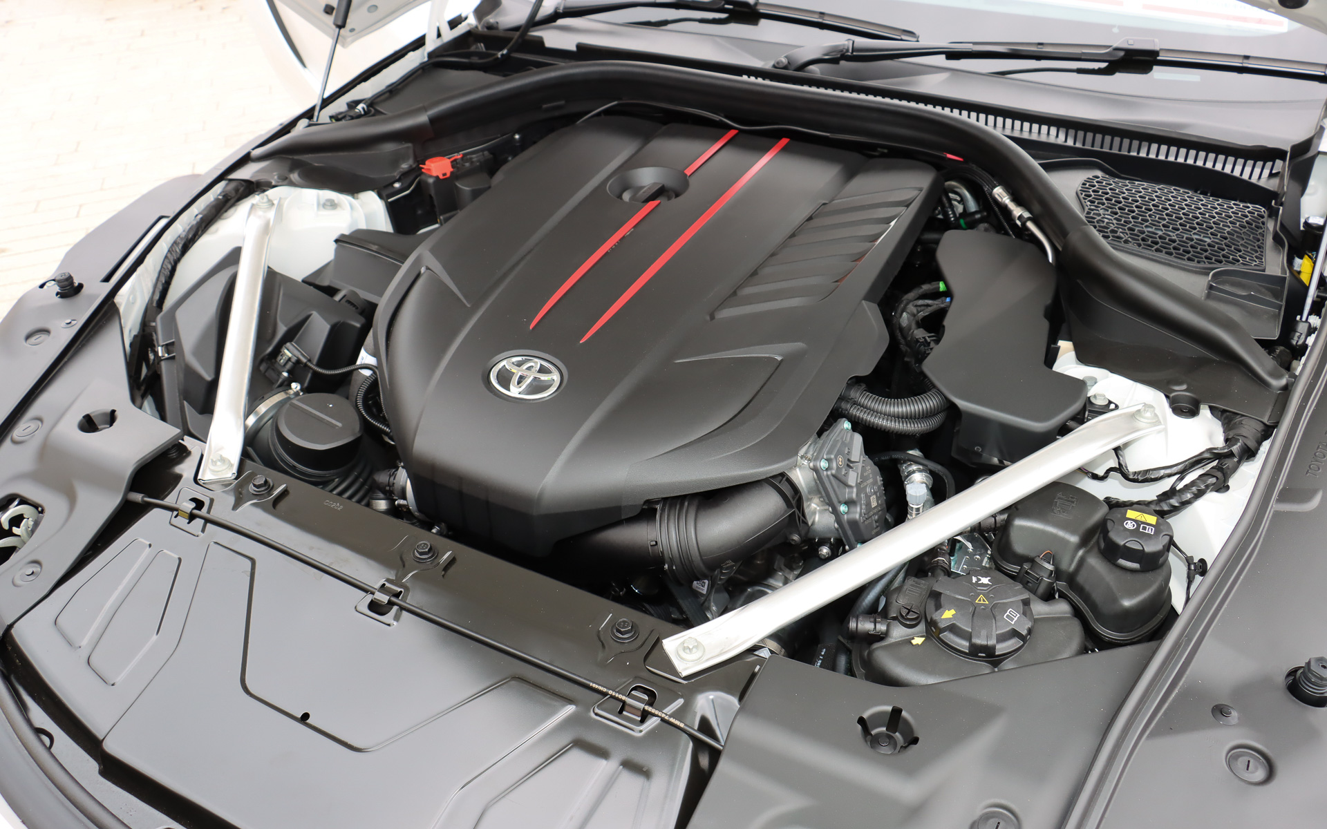 RZは直列6気筒 3.0リッター直噴ターボエンジンを搭載