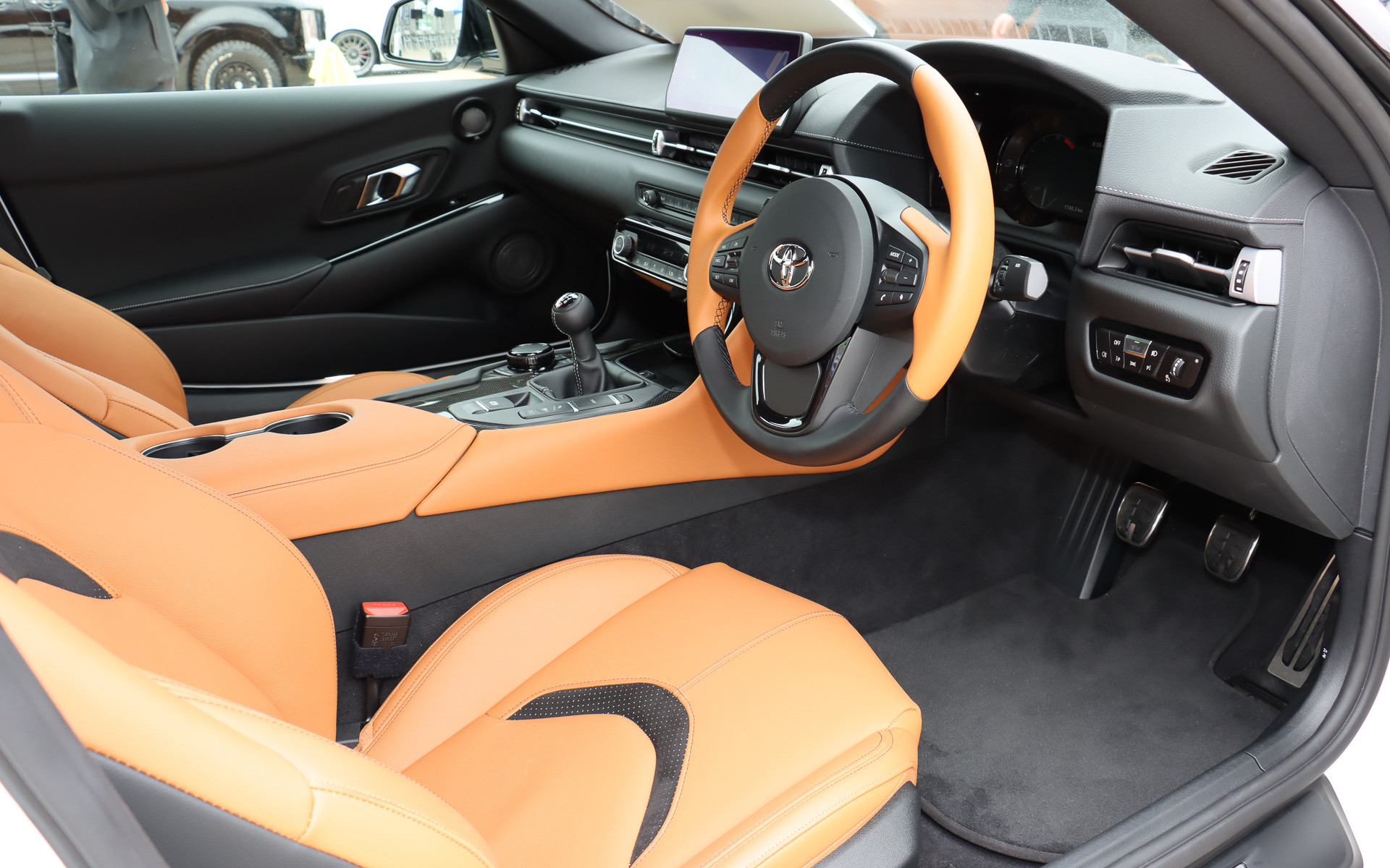 展示車は新たにRZにメーカーオプション設定されるタンカラー内装を採用