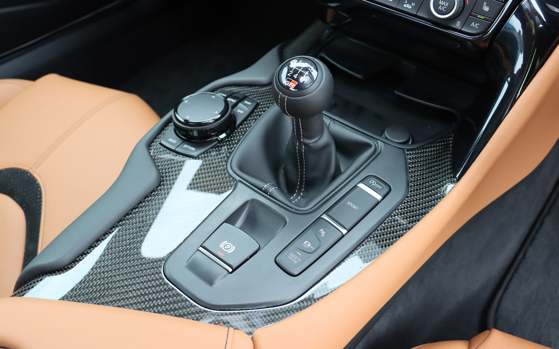 6速MTは左上にリバースをレイアウトする