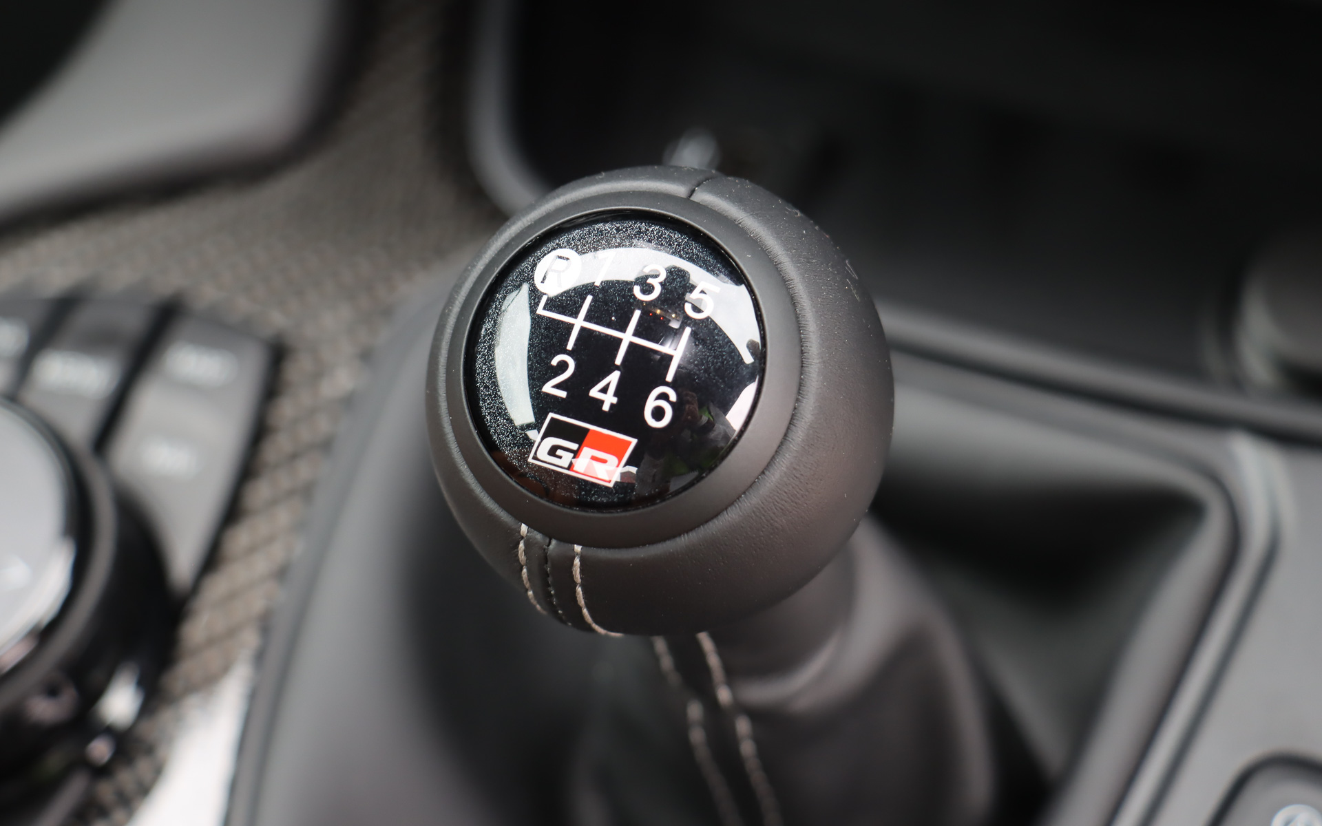 6速MTは左上にリバースをレイアウトする