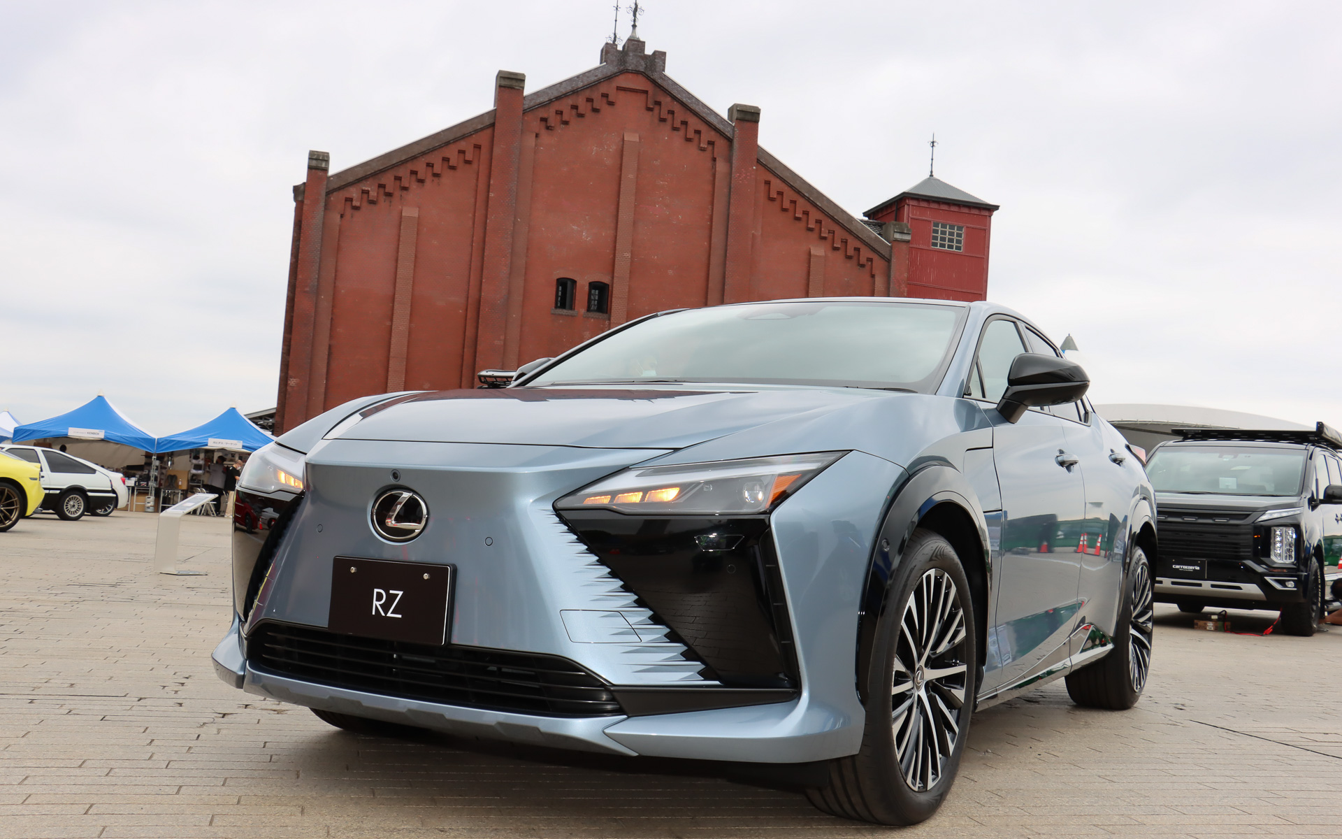 赤レンガ倉庫・イベント広場でレクサス「RZ」を展示中