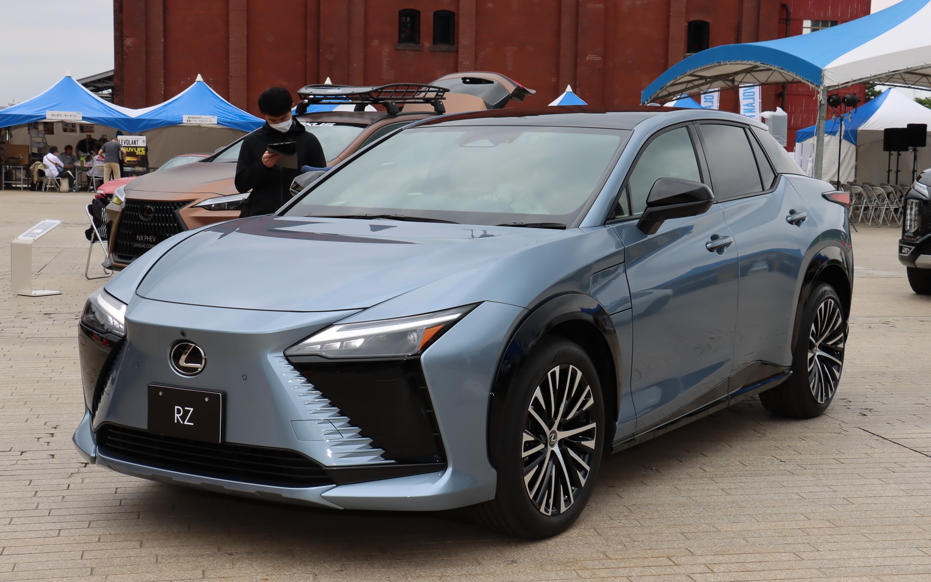 ボディカラーは「イーサーメタリック」