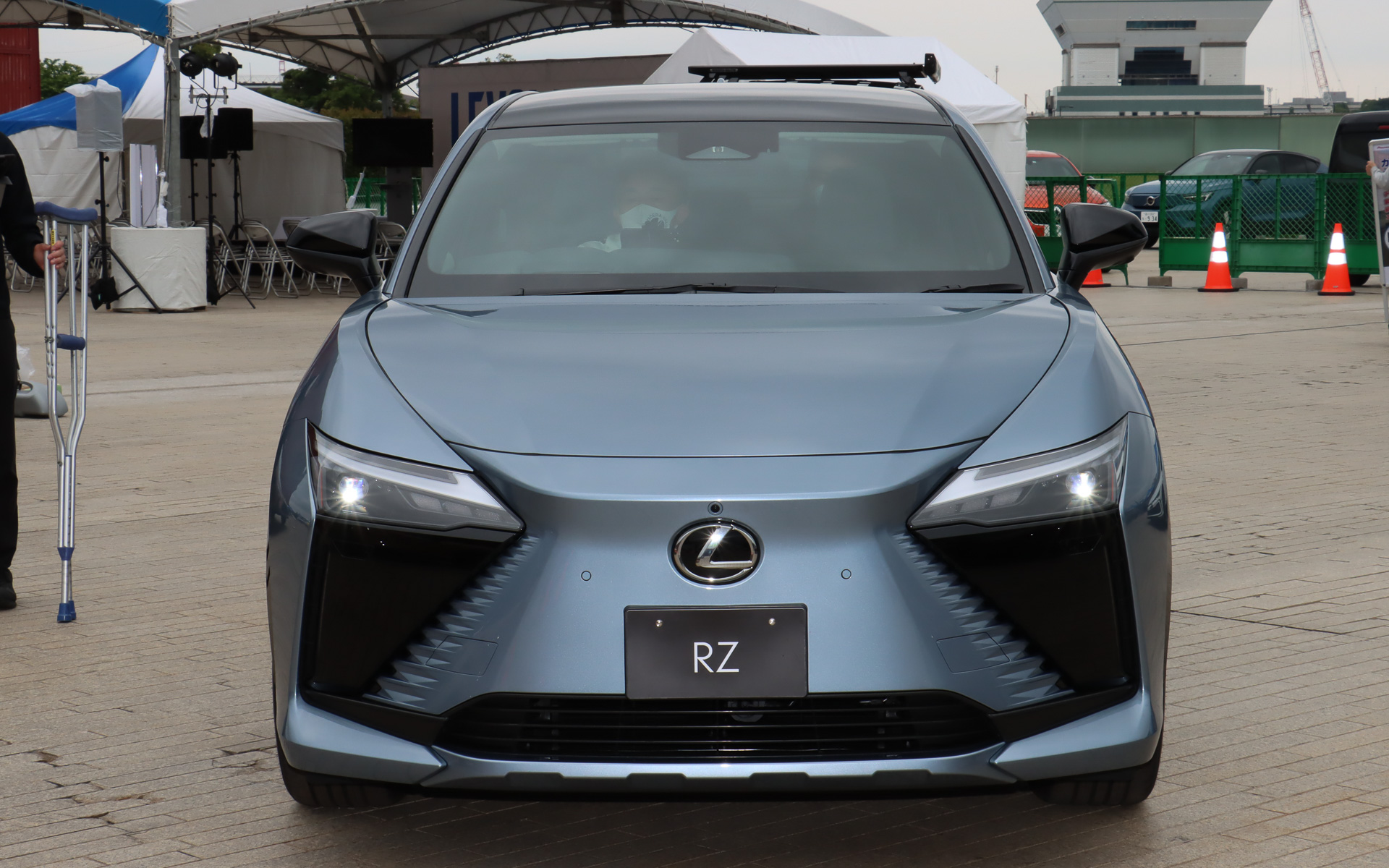 ボディカラーは「イーサーメタリック」