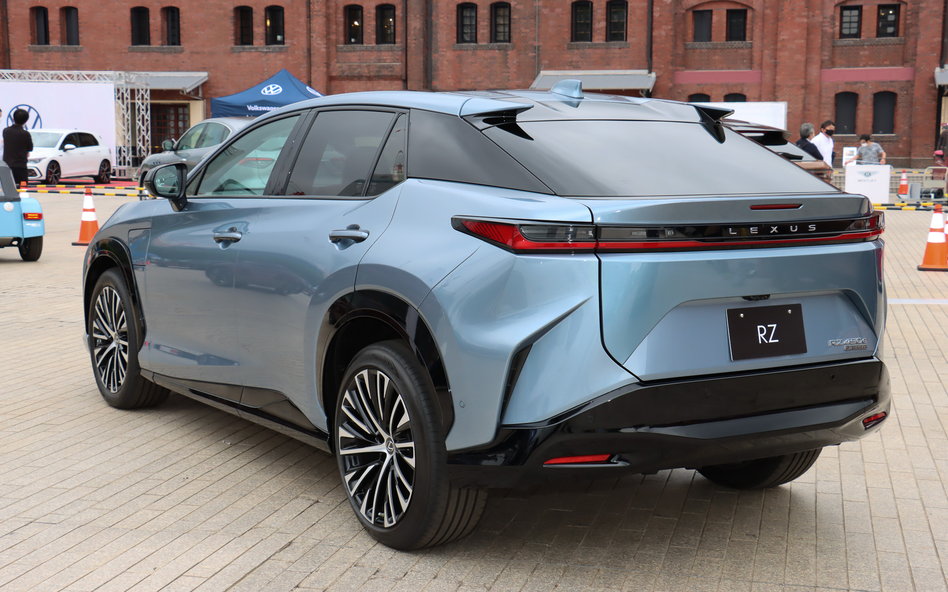 ボディカラーは「イーサーメタリック」