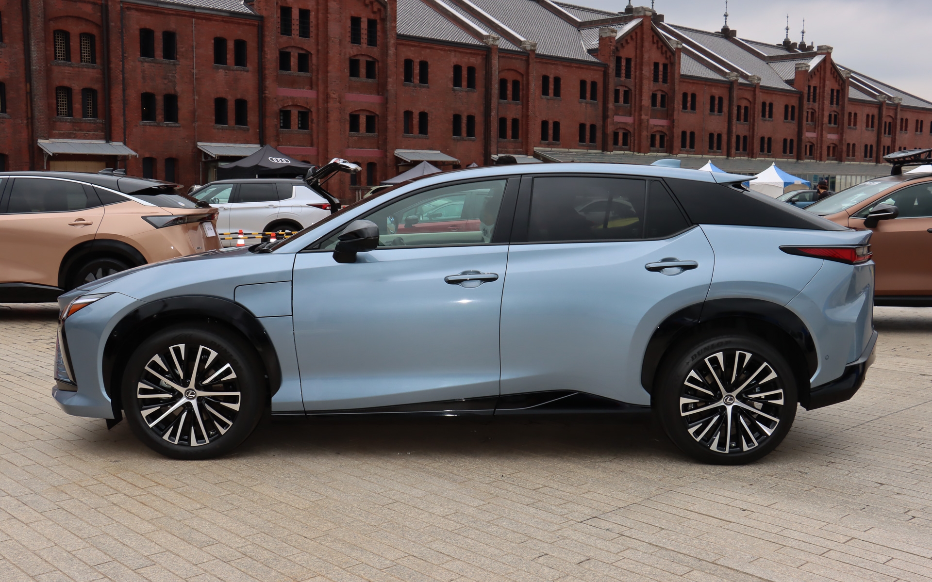 充電ポートをフロントフェンダーの後方側にレイアウトする