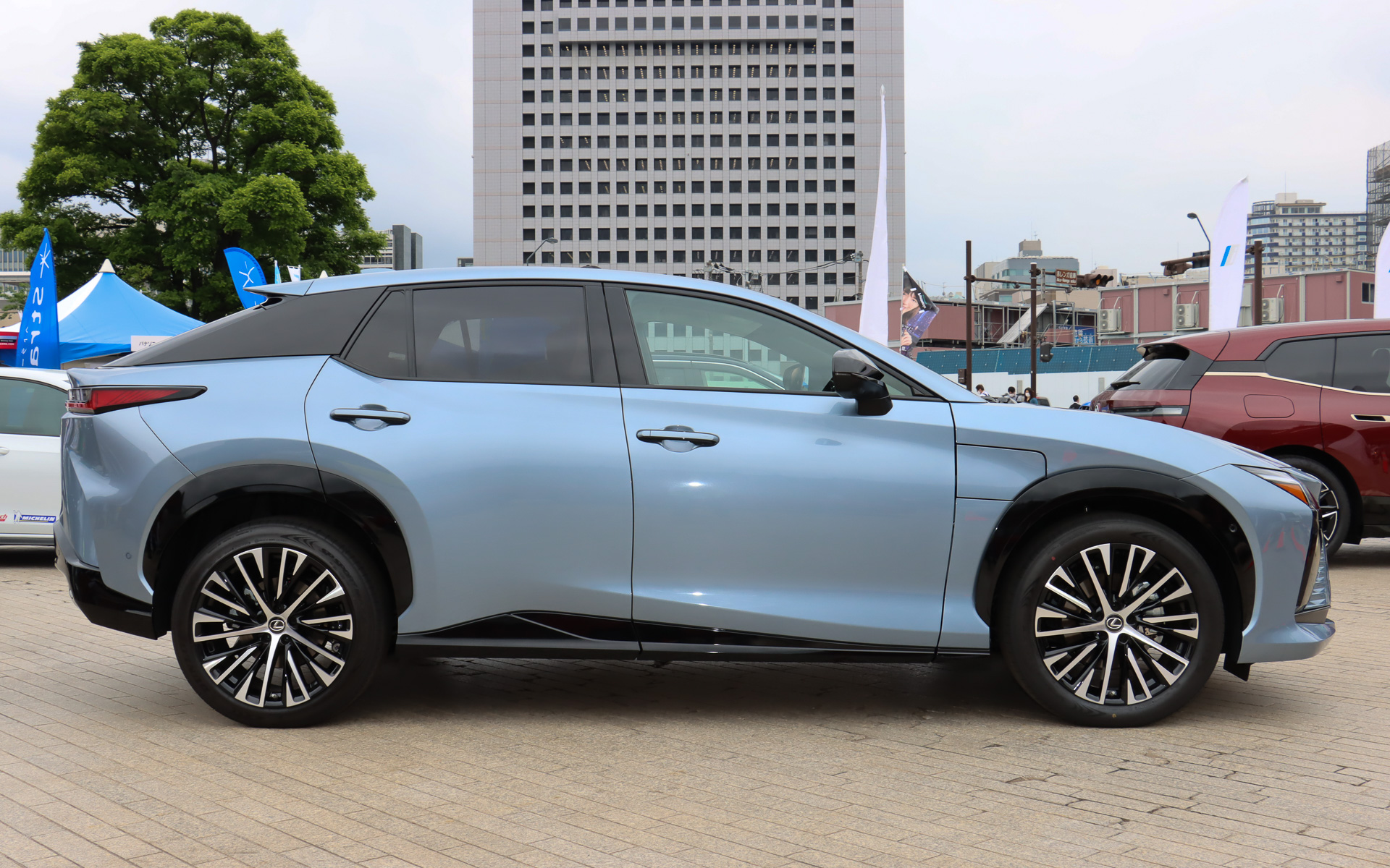 充電ポートをフロントフェンダーの後方側にレイアウトする