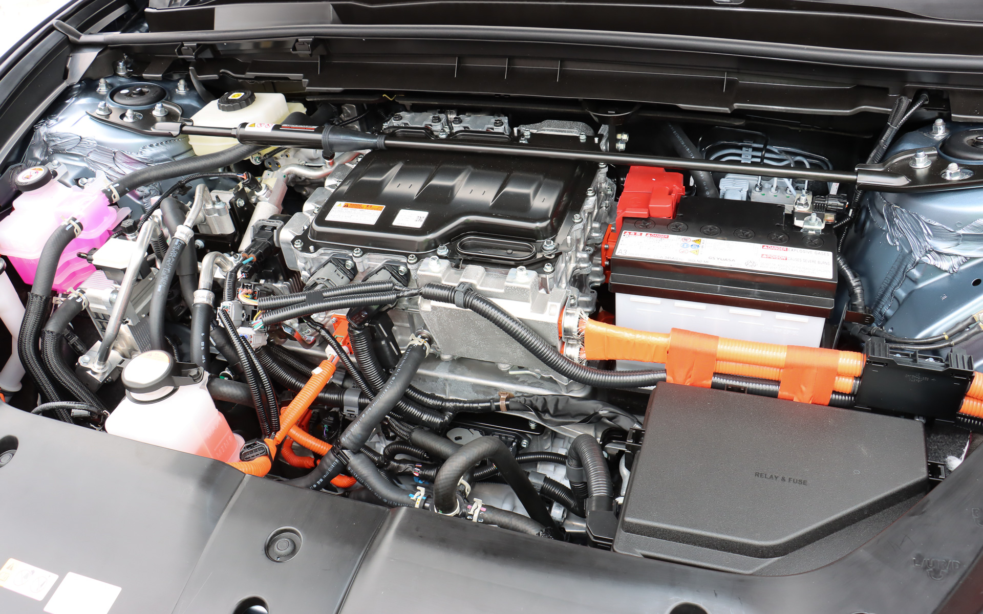 ボンネットフード下に150kWを発生するeAxleを搭載して前輪を駆動。リアにもラゲッジスペース下にeAxleを搭載して後輪を駆動させる