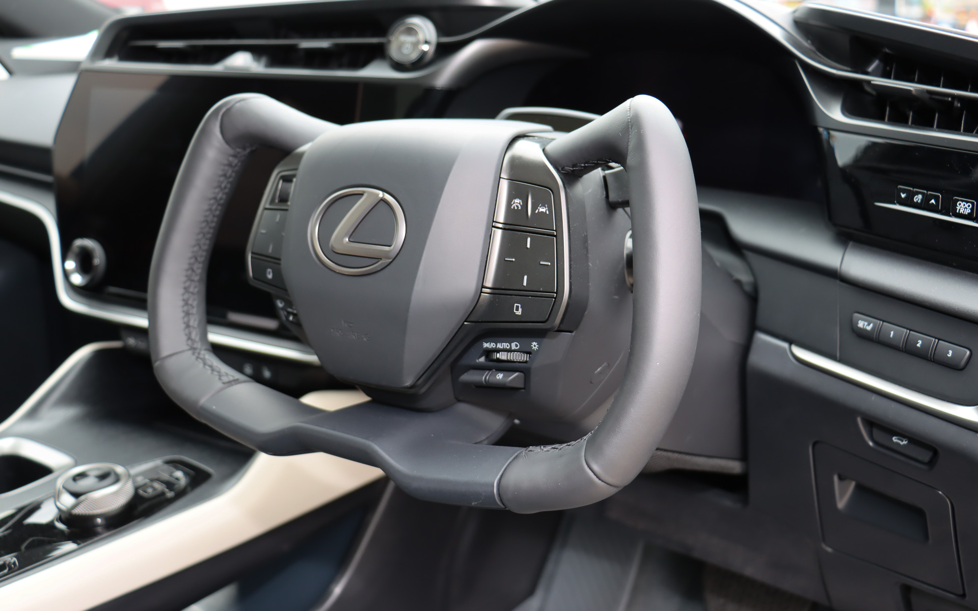 展示車は特徴的な異形ステアリングを採用している