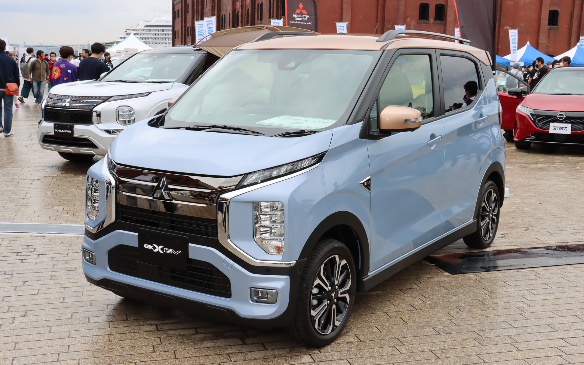 ボディカラーは「ミストブルーパール/カッパーメタリック」