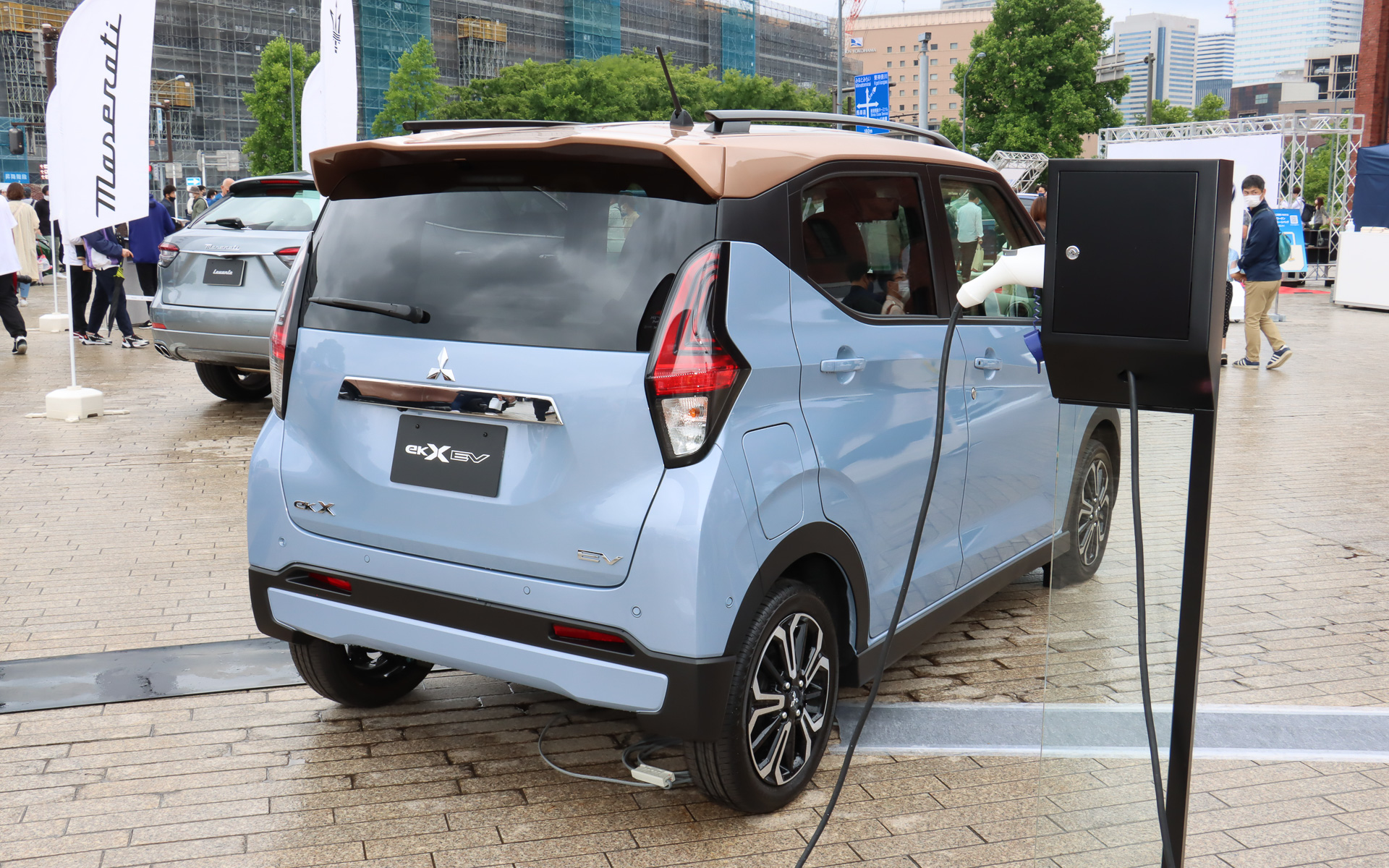 ボディカラーは「ミストブルーパール/カッパーメタリック」