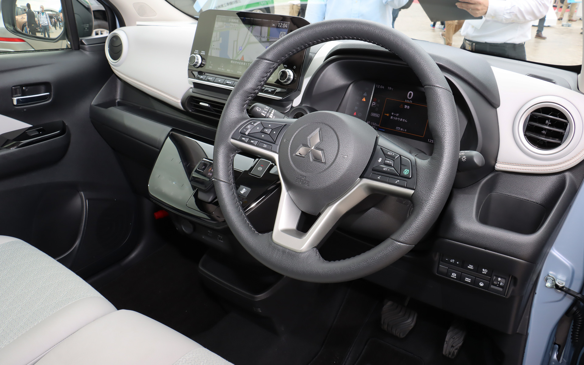 本革巻きステアリングを全車標準装備