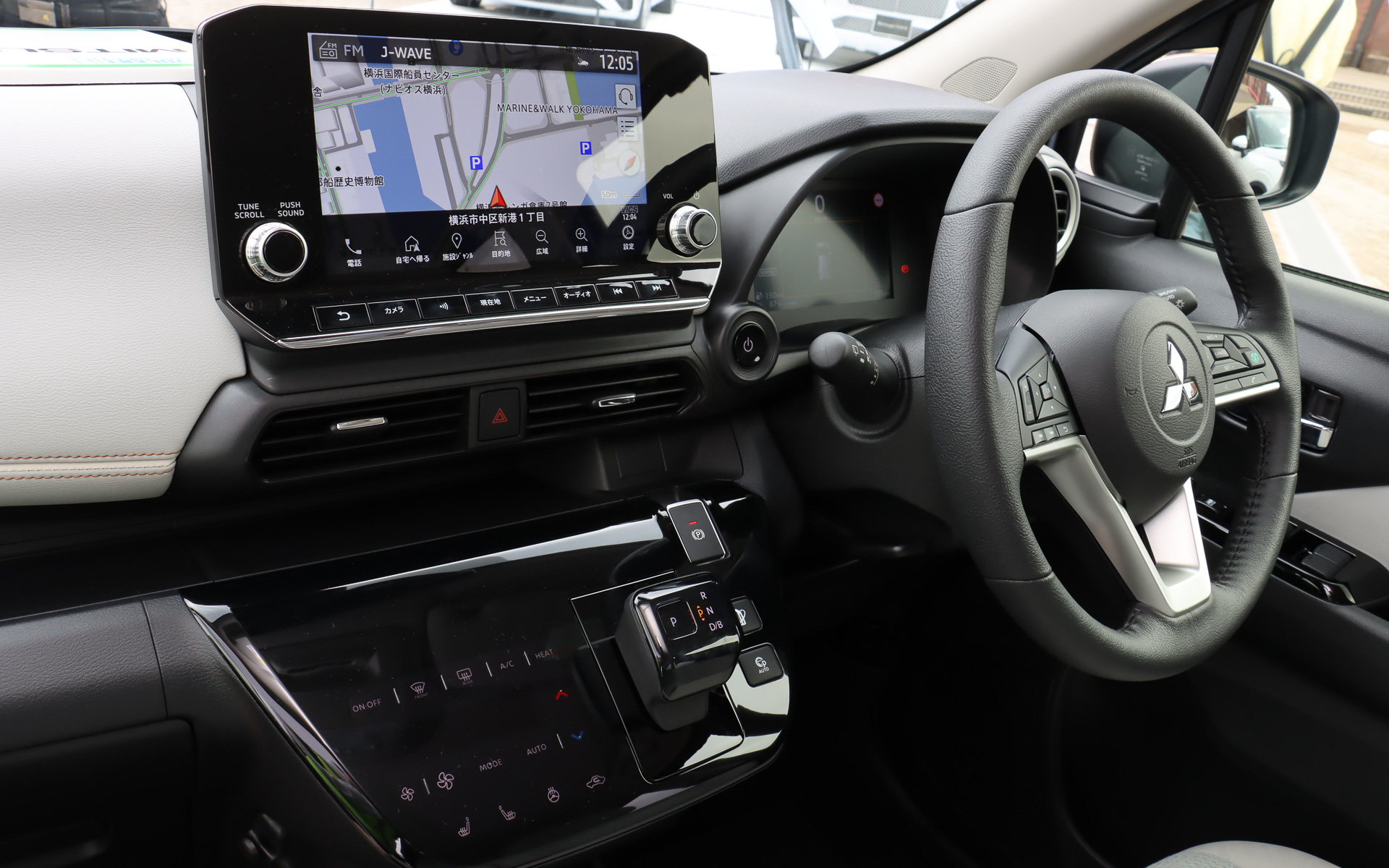 Pグレードは9インチ WXGAディスプレイを備えるスマートフォン連携ナビゲーションの標準装備