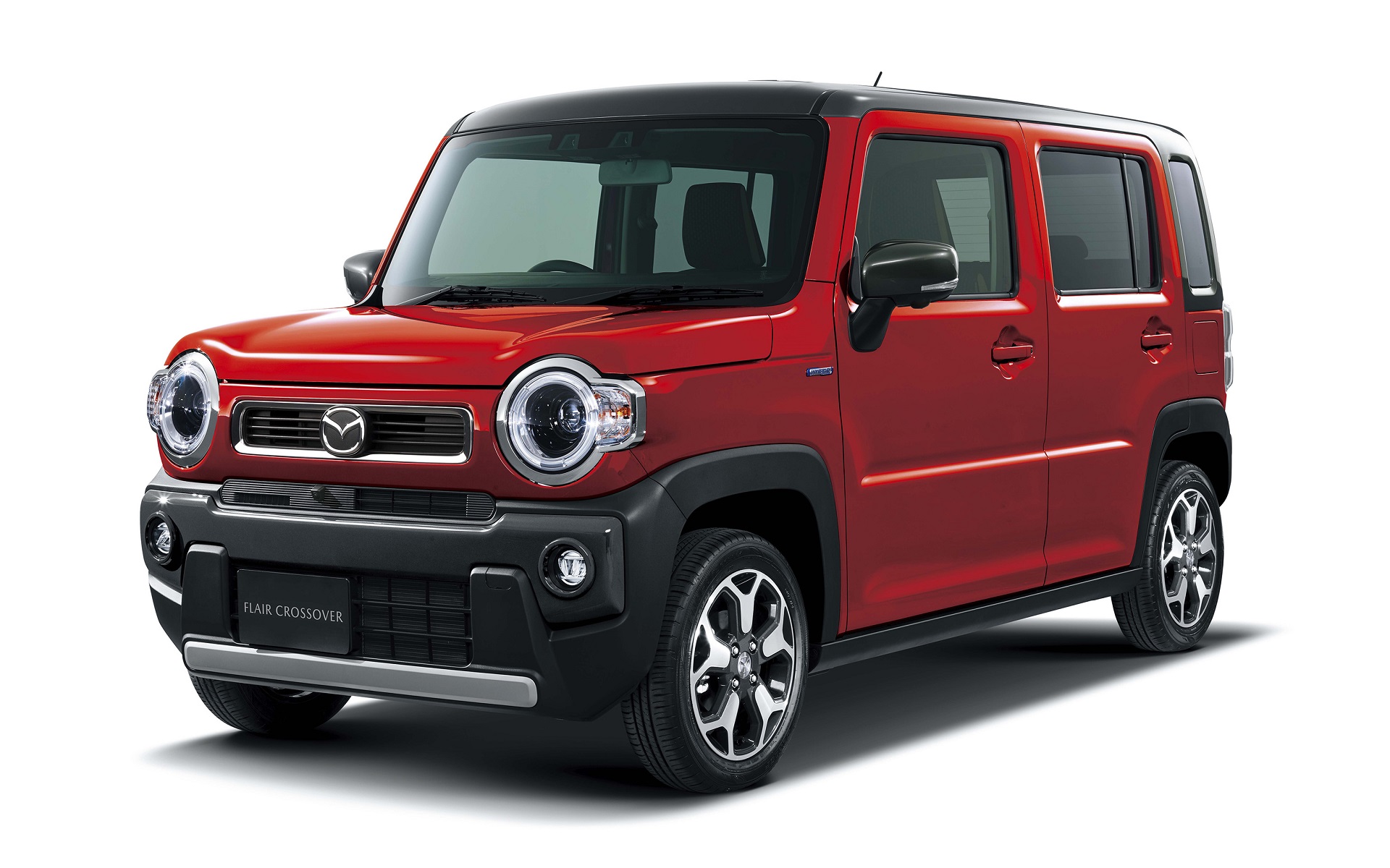 マツダは軽乗用車「フレアクロスオーバー」の一部商品改良を行なった。写真はフェニックスレッドパール2トーンカラー