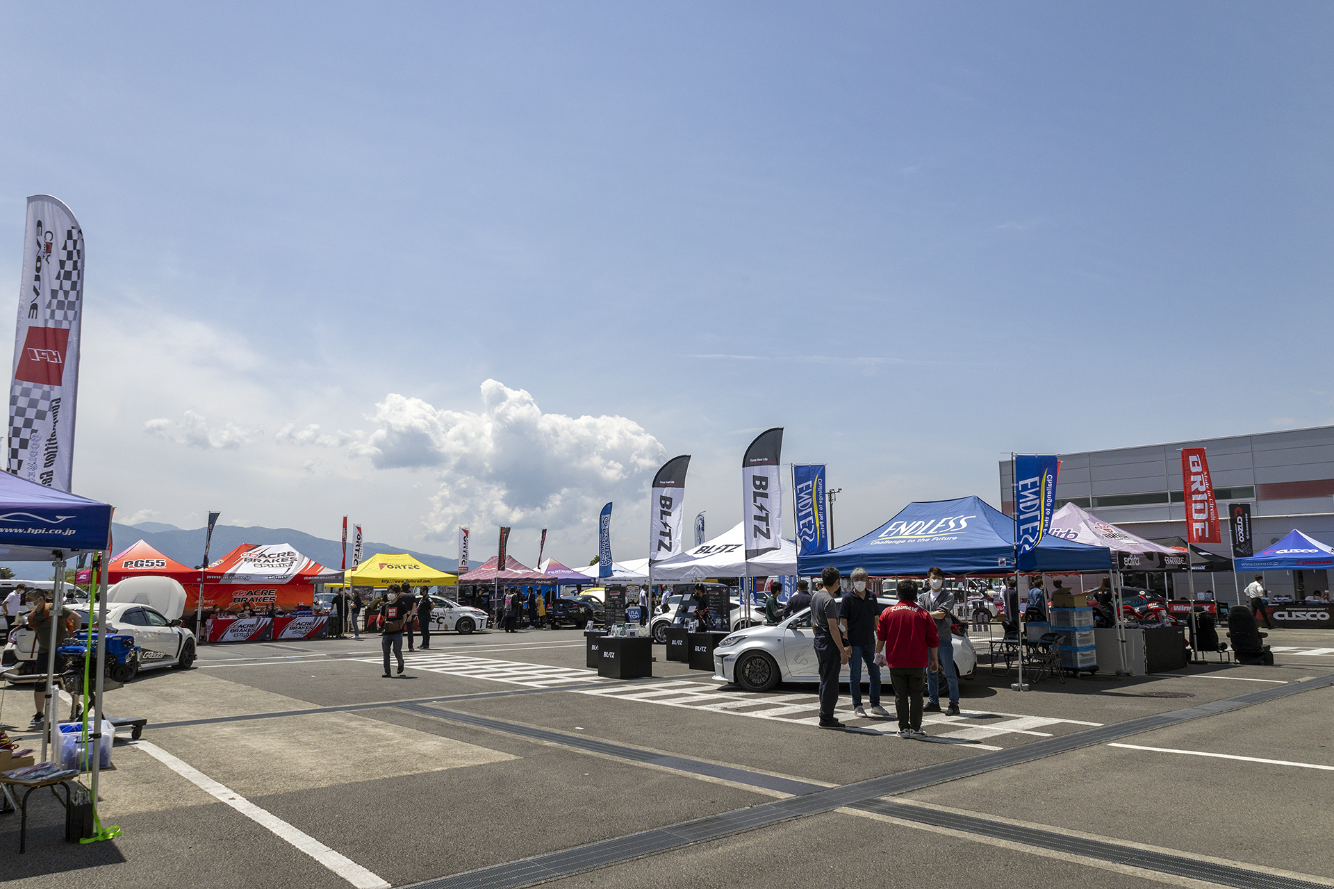 会員メーカーがブースを出展。パーツ販売だけでなくパーツやカスタマイズの質問などにも対応していた