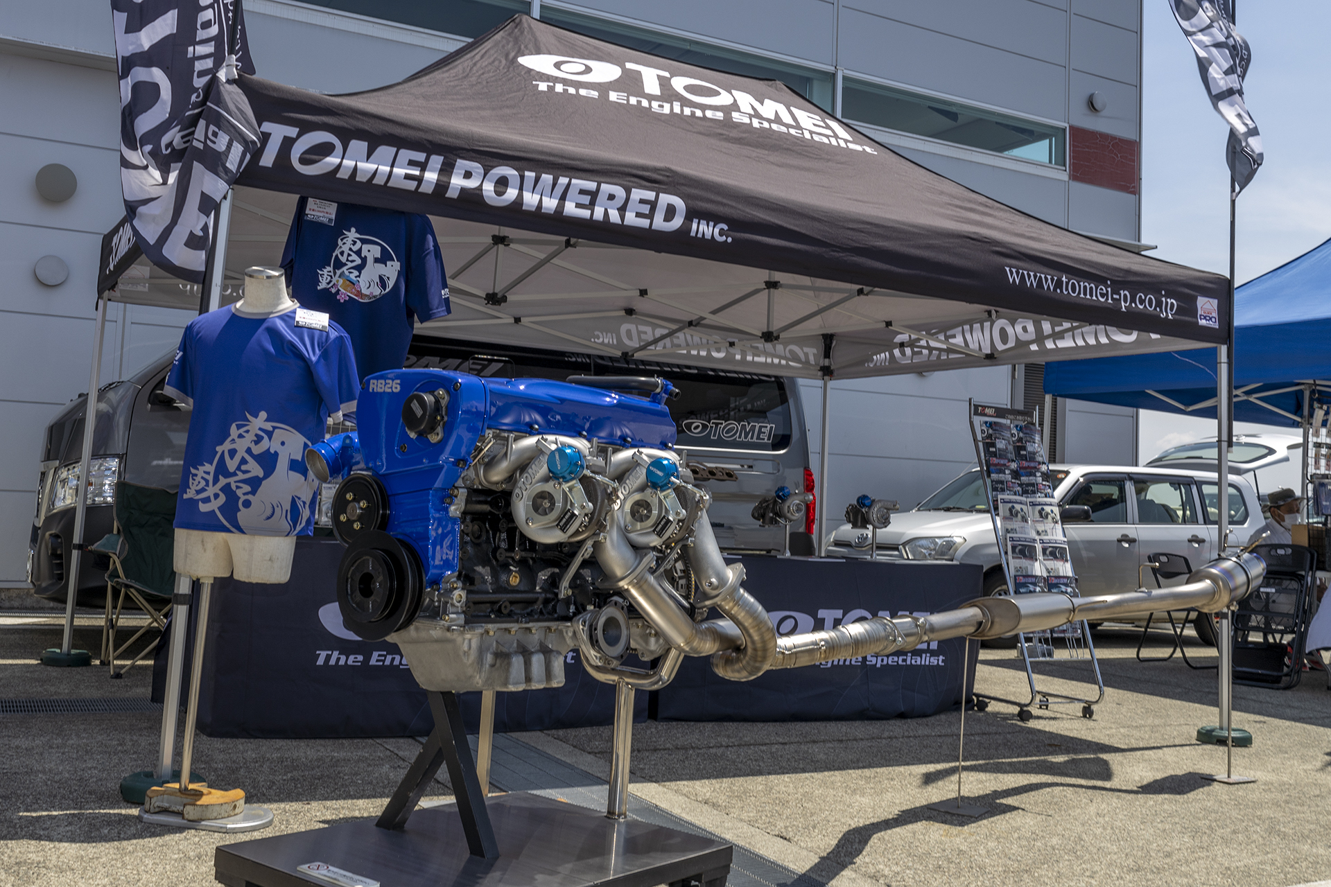 RB26DETTに東名パワードのタービンと排気系を組んだ仕様のディスプレイ。アフターマーケットのメーカーならではのパーツ展示方法