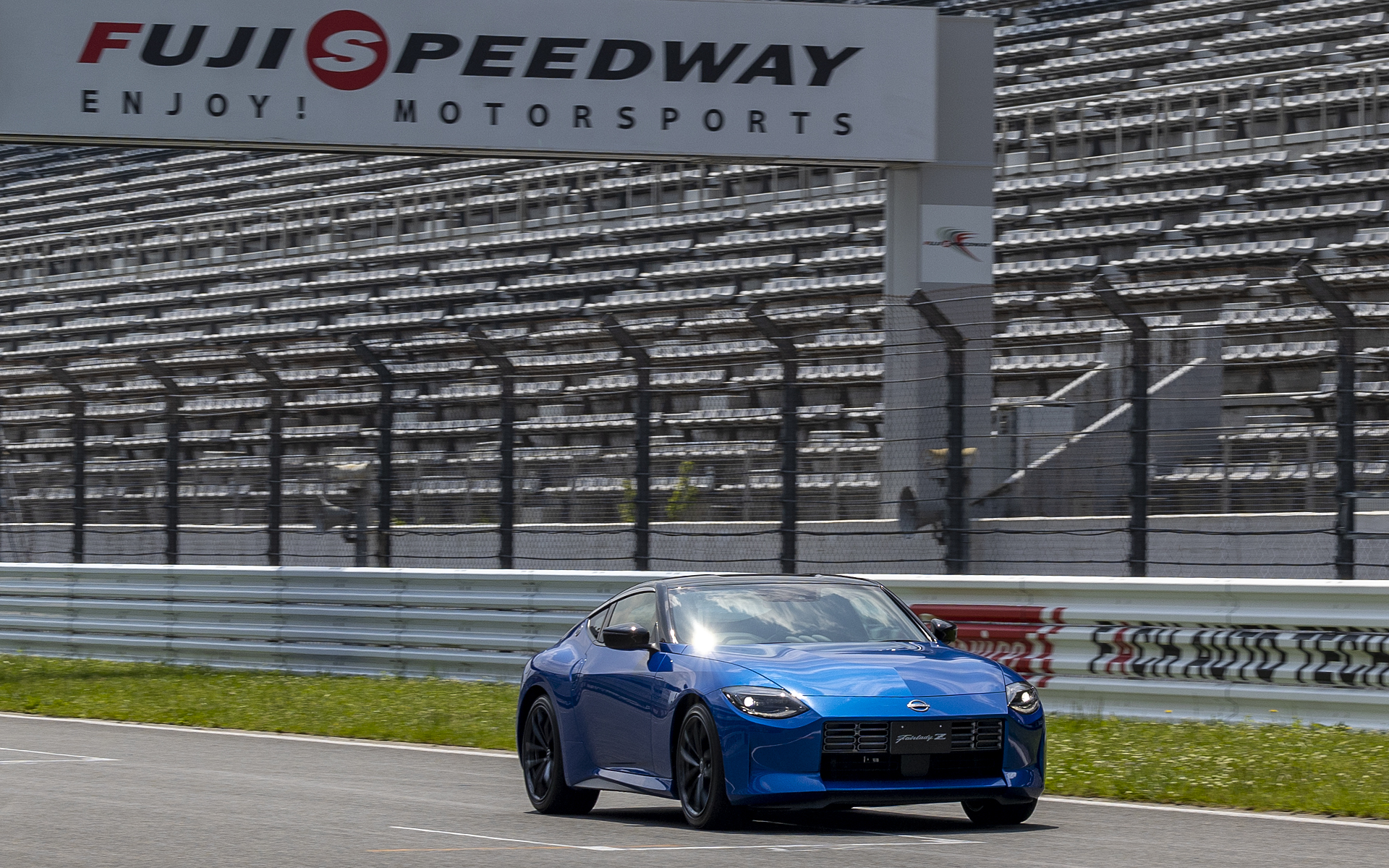 当日、富士スピードウェイに来ていた人はいち早く新型フェアレディZの走行シーンを見ることができた