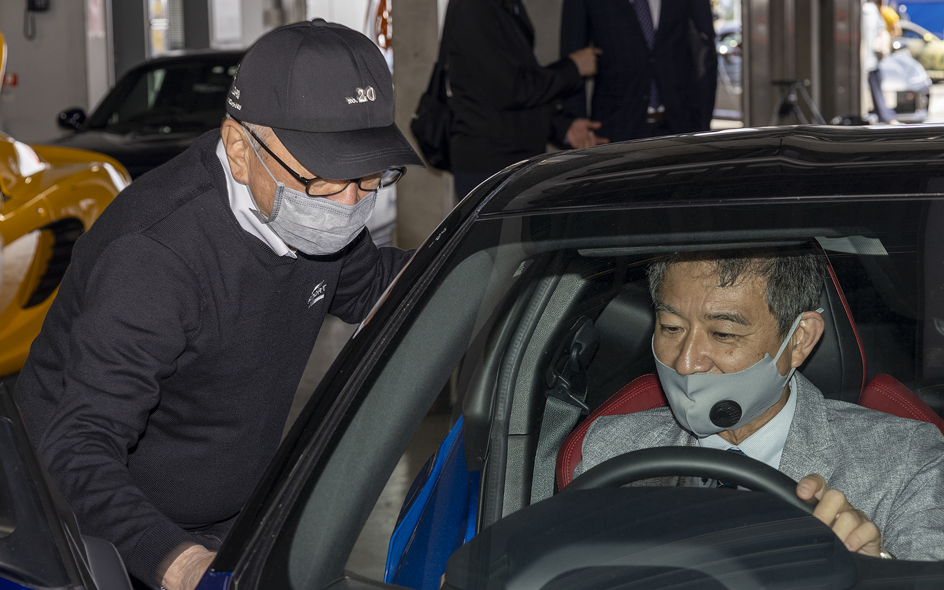 新型フェアレディZの統括責任者を務めた日産自動車 田村宏志氏（右）と話をしているのは、セントラル20代表取締役の柳田春人氏（左）。伝説の「Z遣いの柳田」と呼ばれた人物だ