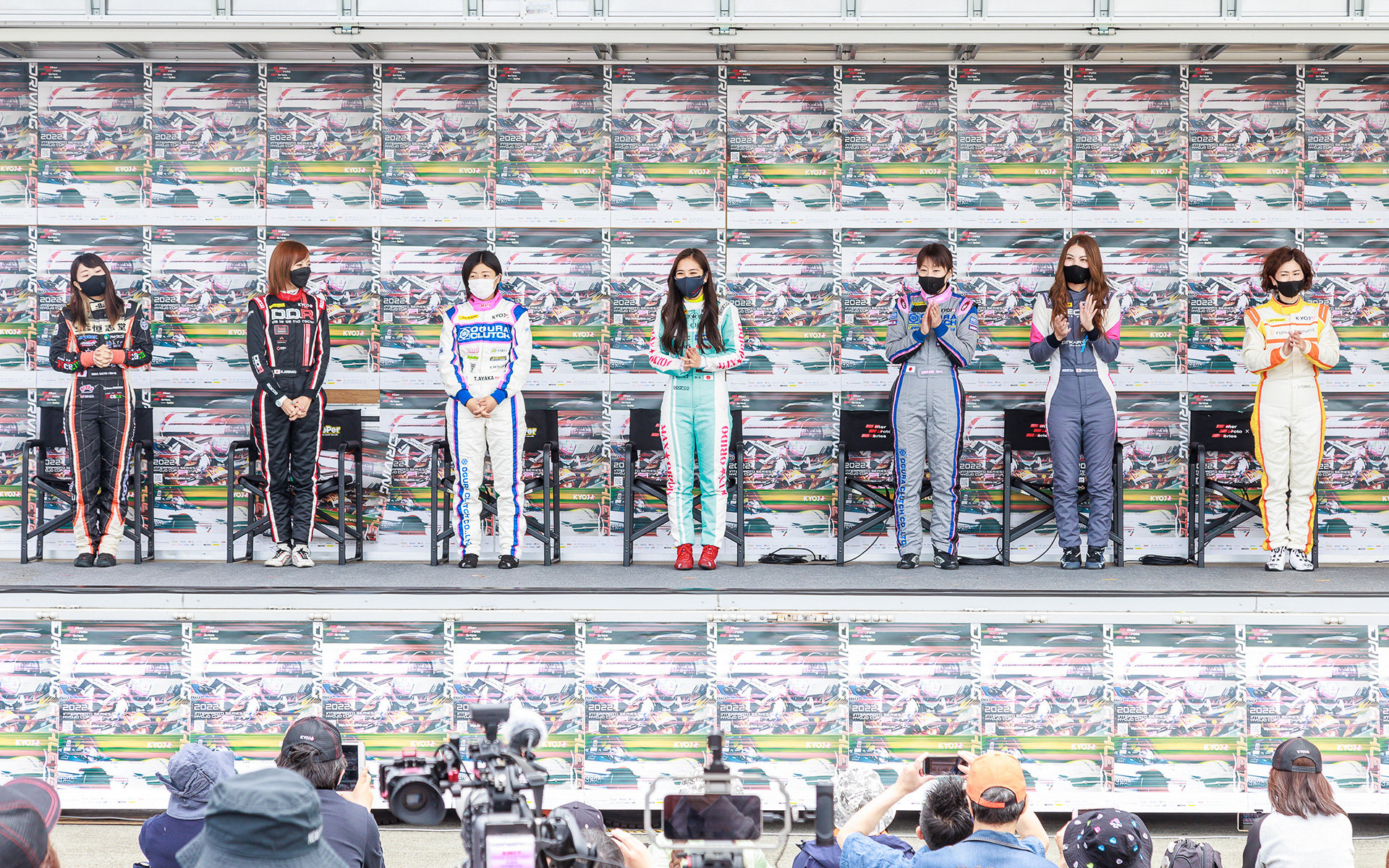 特設ステージで行なわれたドライバーを紹介するトークショー。感染対策として3回に分けて行なわれた