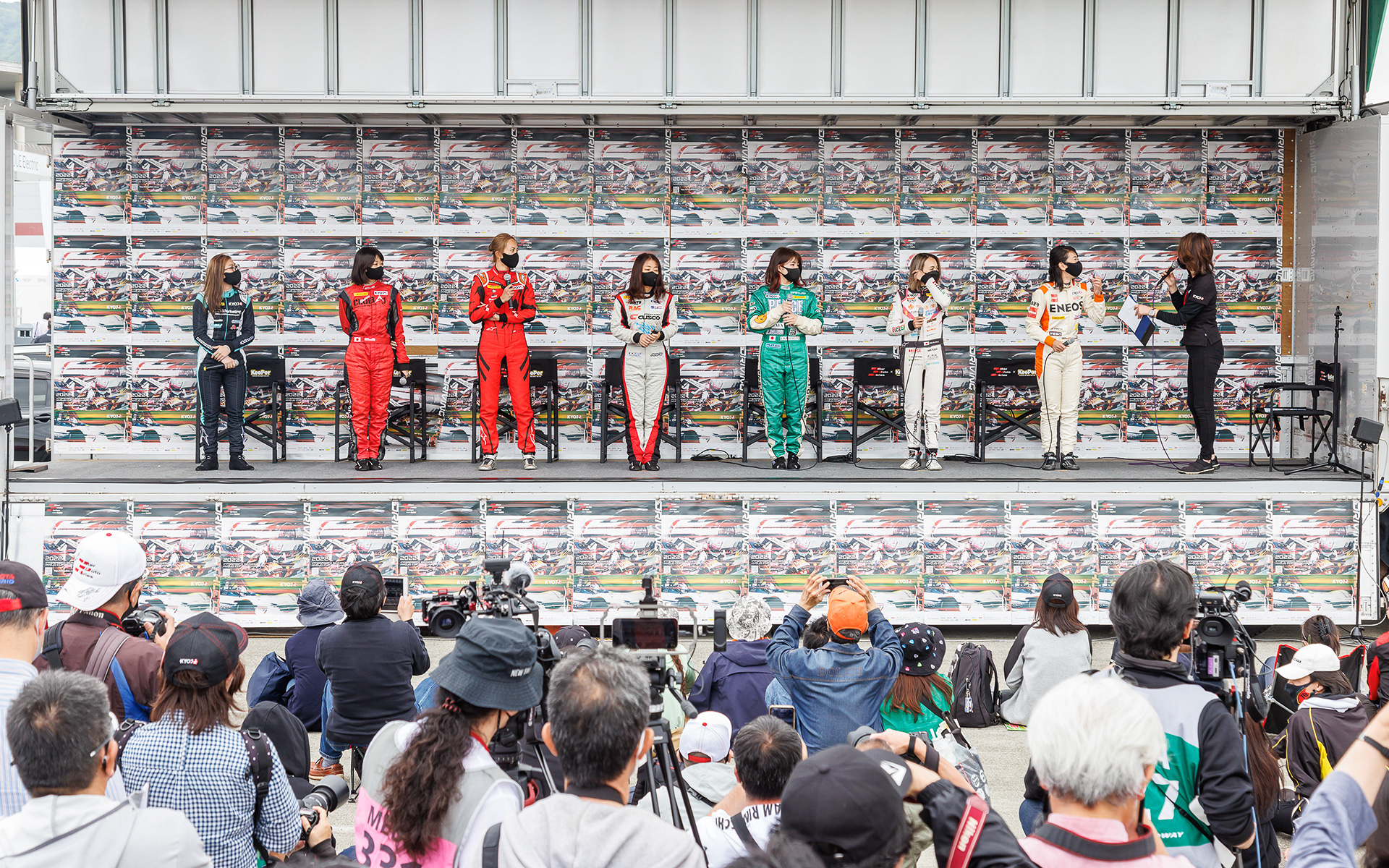 特設ステージで行なわれたドライバーを紹介するトークショー。感染対策として3回に分けて行なわれた