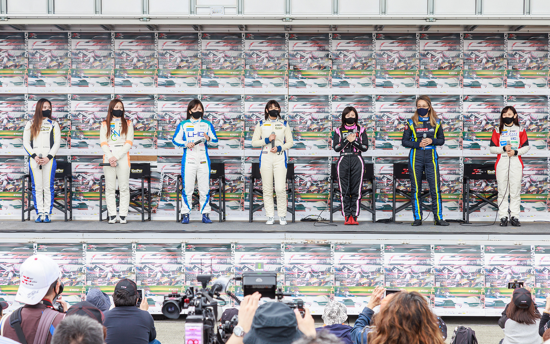 特設ステージで行なわれたドライバーを紹介するトークショー。感染対策として3回に分けて行なわれた