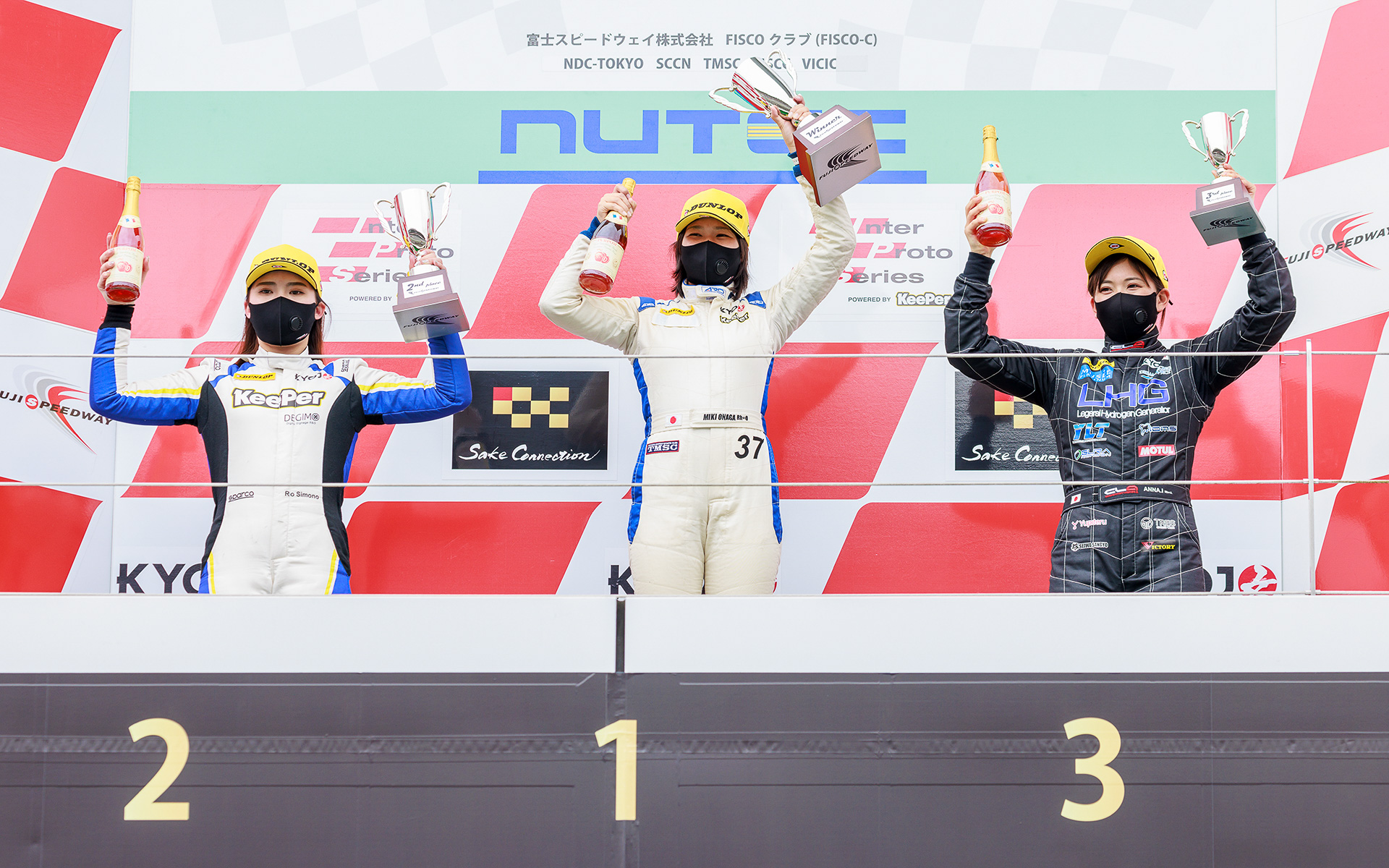 初戦で優勝を果たしたのは37号車 KeePer VITAの翁長実希選手