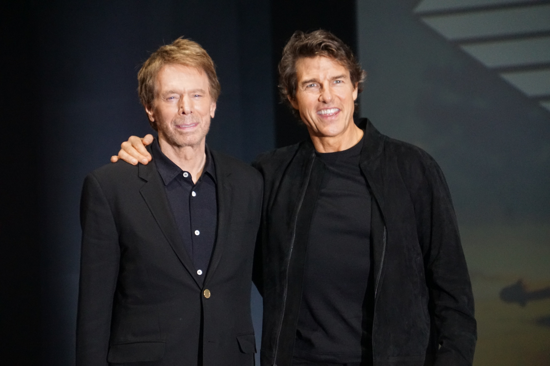 『トップガン』『トップガン マーヴェリック』のプロデューサーを務めたジェリー・ブラッカイマーさん（写真左）