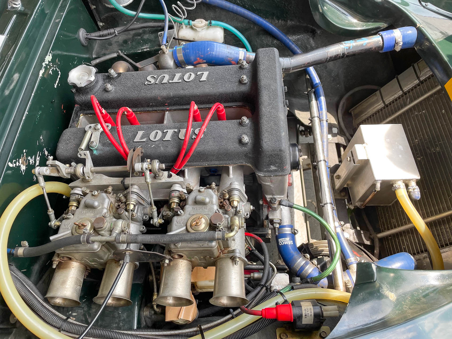 ロータスのコンパクトなツインカム。ウェーバーキャブが誇らしい。倉敷の職人、チェックの腕が光ってます