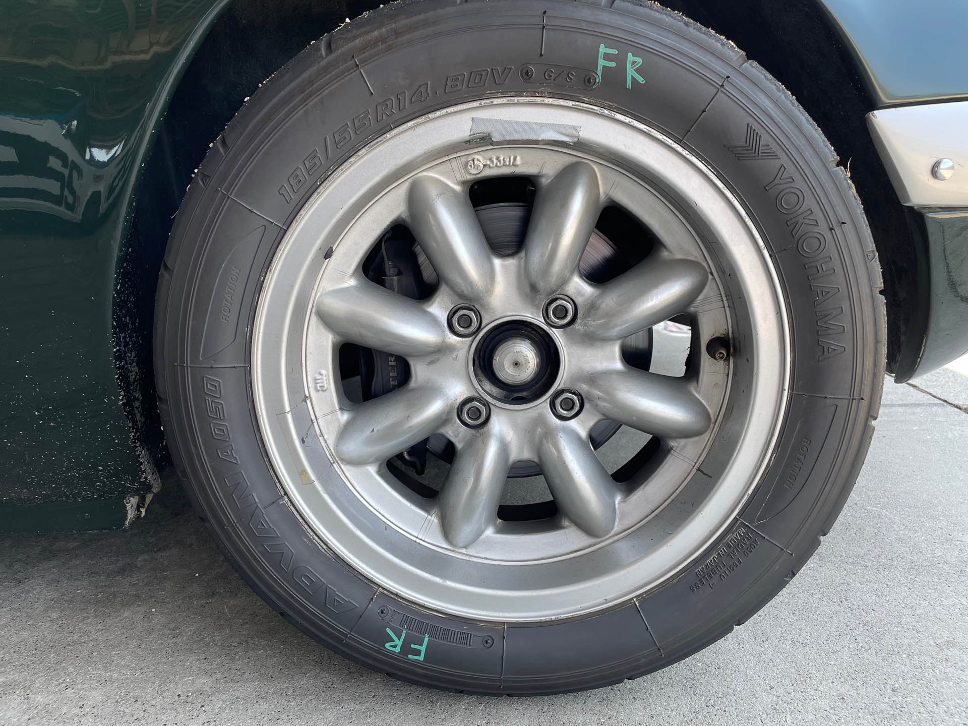 タイヤはADVAN A050の185/55R14を前後に履いてます。岡山国際ではレース終了後もまだ十分使えそうな状態でした。クルマが軽いのも効いてますね。きっと