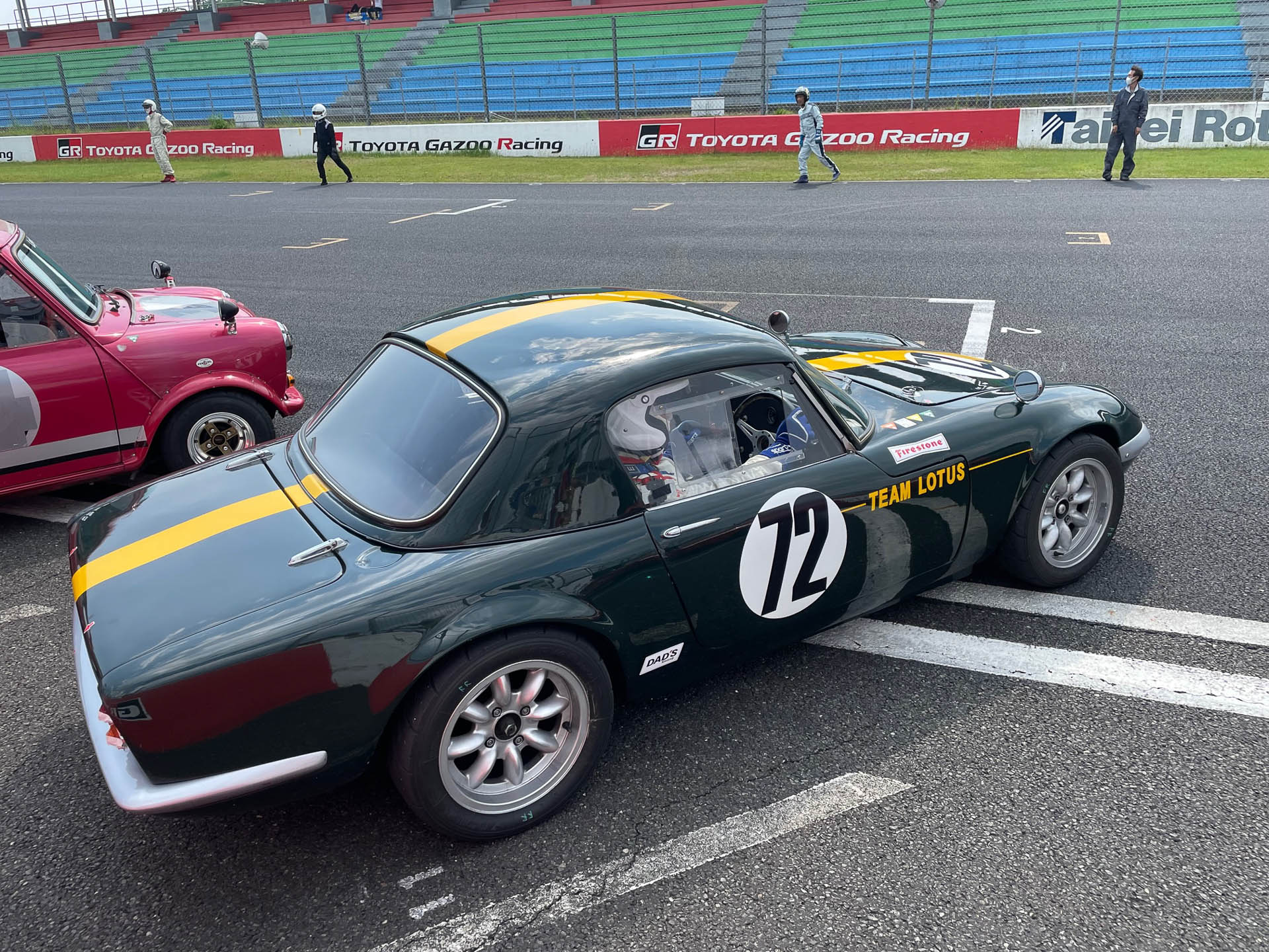 ル・マン式スタート。反対側から走ってきたスタッフがクルマにタッチしてスタートする。ピットウオールを駆け上る走る方も必死。エランがコンパクトなのが分かります