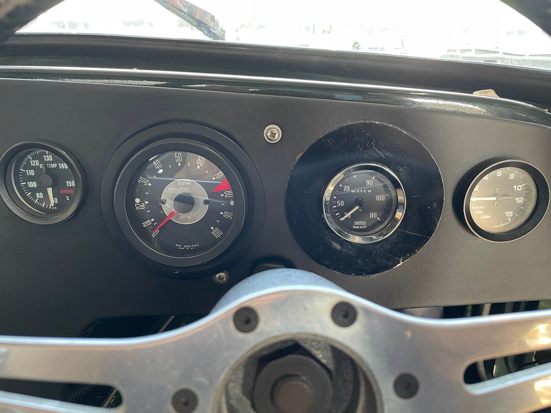 メーターは7600回転ぐらいに赤マークがありました、でも実際には高回転でのトルクもあったので7000回転シフトでも結構速い