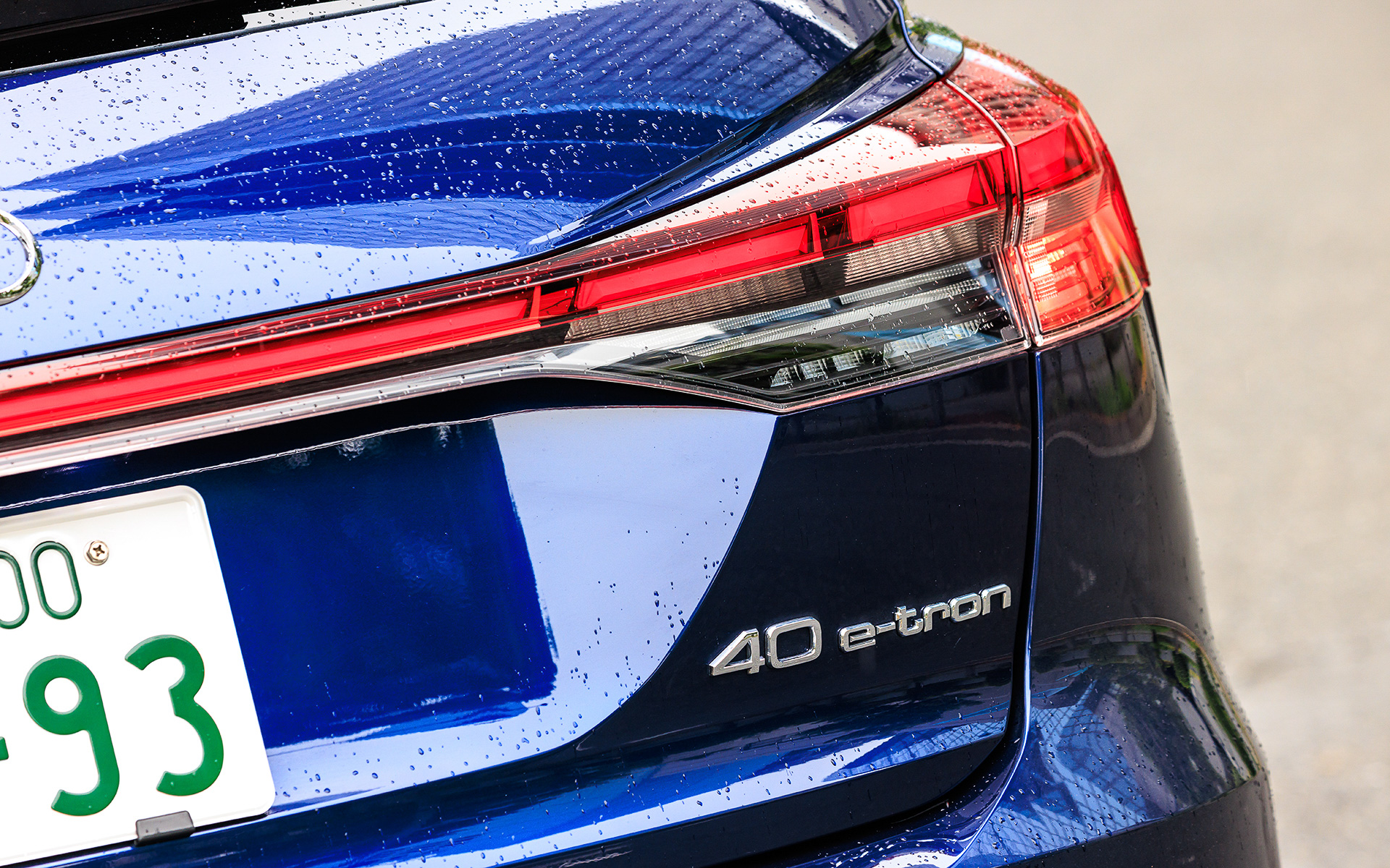 エクステリアでは短いフロントオーバーハング、筋肉質なフェンダー、美しいルーフライン、柔らかく流れるようなサイドライン、ワイドなプロポーションを強調する水平基調のリアエンドなどを特徴とするとともに、最新のQファミリーに共通するオクタゴン（8角形）かつ開口部のないシングルフレームグリルを採用