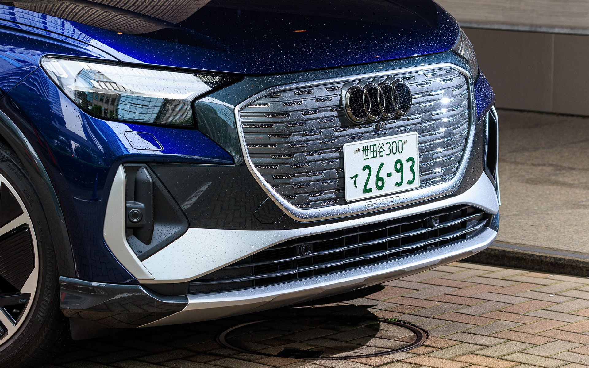 エクステリアでは短いフロントオーバーハング、筋肉質なフェンダー、美しいルーフライン、柔らかく流れるようなサイドライン、ワイドなプロポーションを強調する水平基調のリアエンドなどを特徴とするとともに、最新のQファミリーに共通するオクタゴン（8角形）かつ開口部のないシングルフレームグリルを採用