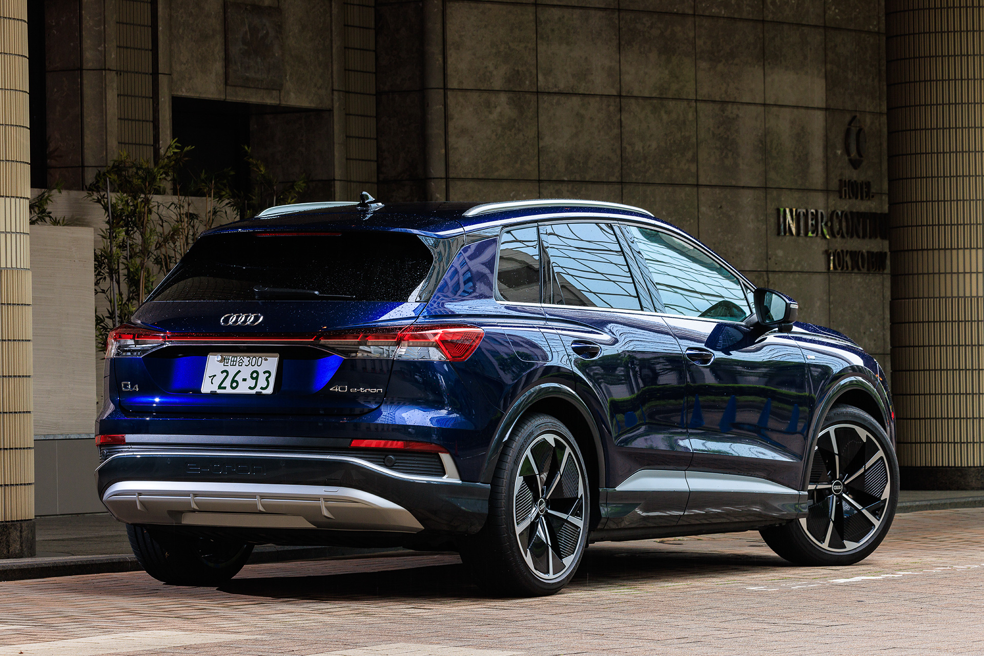 今回試乗したのは2022年1月に発表されたe-tronシリーズ第3弾モデル「Q4 e-tron」。SUVとクーペSUV（スポーツバック）の2つのタイプを設定し、試乗車はSUV。SUVは「Base」「advanced」「S line」の3グレード展開で価格は599万円～689万円。ボディサイズは4588×1865×1632mm（全長×全幅×全高）