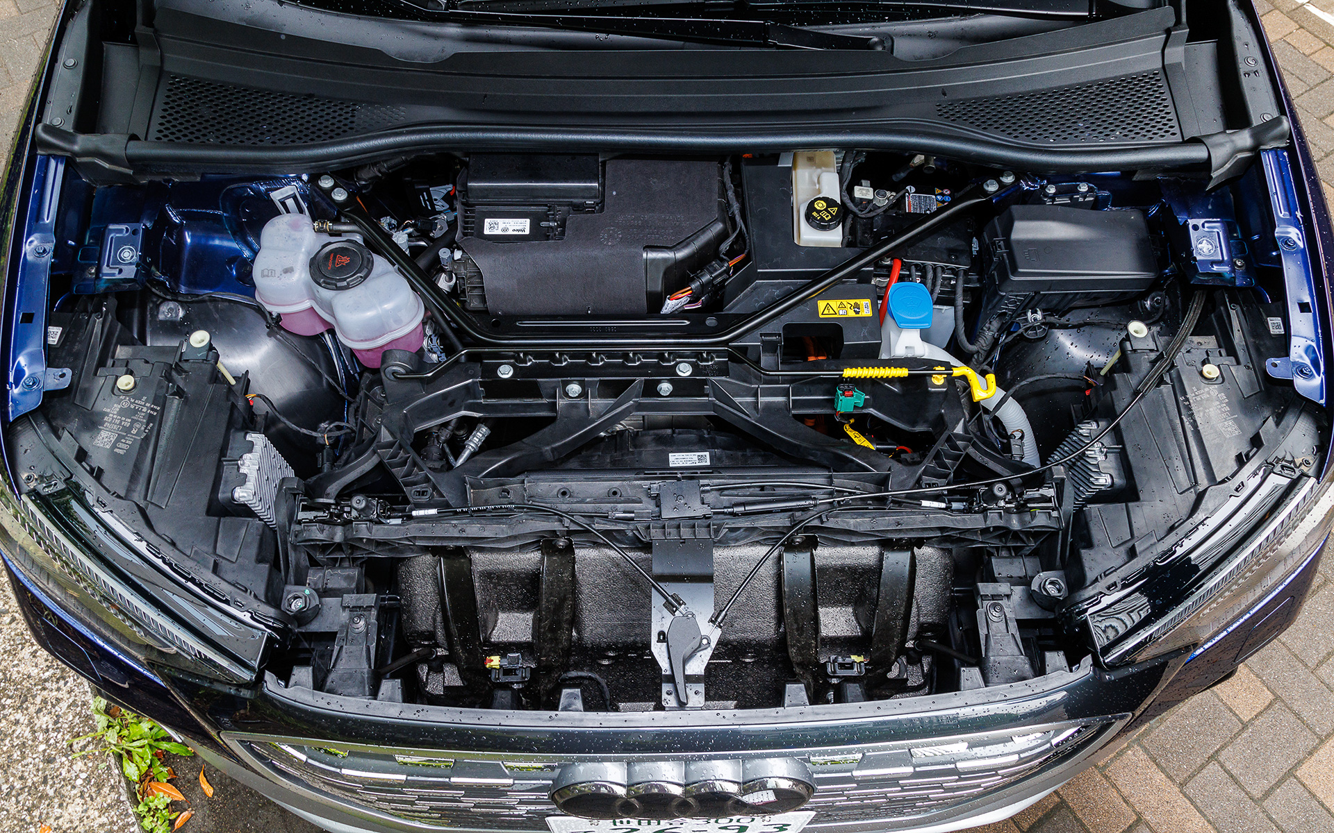 ボンネットフード下のレイアウト。駆動用電気モーターは最高出力150kW、最大トルク310Nmを発生し、0-100km/h加速は8.5秒。なお、一充電走行距離は516km（欧州値）とし、急速充電はCHAdeMO規格の125kWに対応。200Vの普通充電は標準は3kWで、オプションとして最大8kWまで対応する